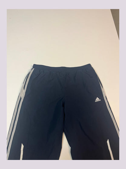 Entdecke unsere Vintage Track Pants von Nike und anderen Marken, erhältlich bei Valuxery.de - Dein Shop für trendige Vintage - Kleidung. Unsere Track Pants sind aus hochwertigen Materialien und