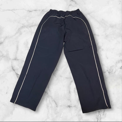 Entdecke unsere Vintage Track Pants von Nike und anderen Marken, erhältlich bei Valuxery.de - Dein Shop für trendige Vintage - Kleidung. Unsere Track Pants sind aus hochwertigen Materialien und