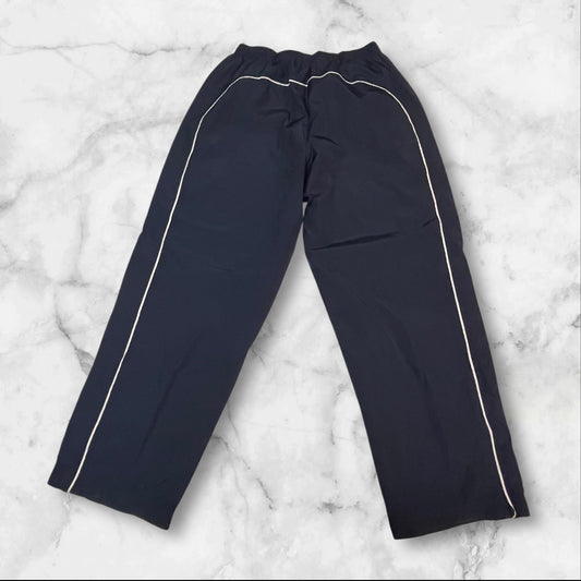 Entdecke unsere Vintage Track Pants von Nike und anderen Marken, erhältlich bei Valuxery.de - Dein Shop für trendige Vintage - Kleidung. Unsere Track Pants sind aus hochwertigen Materialien und