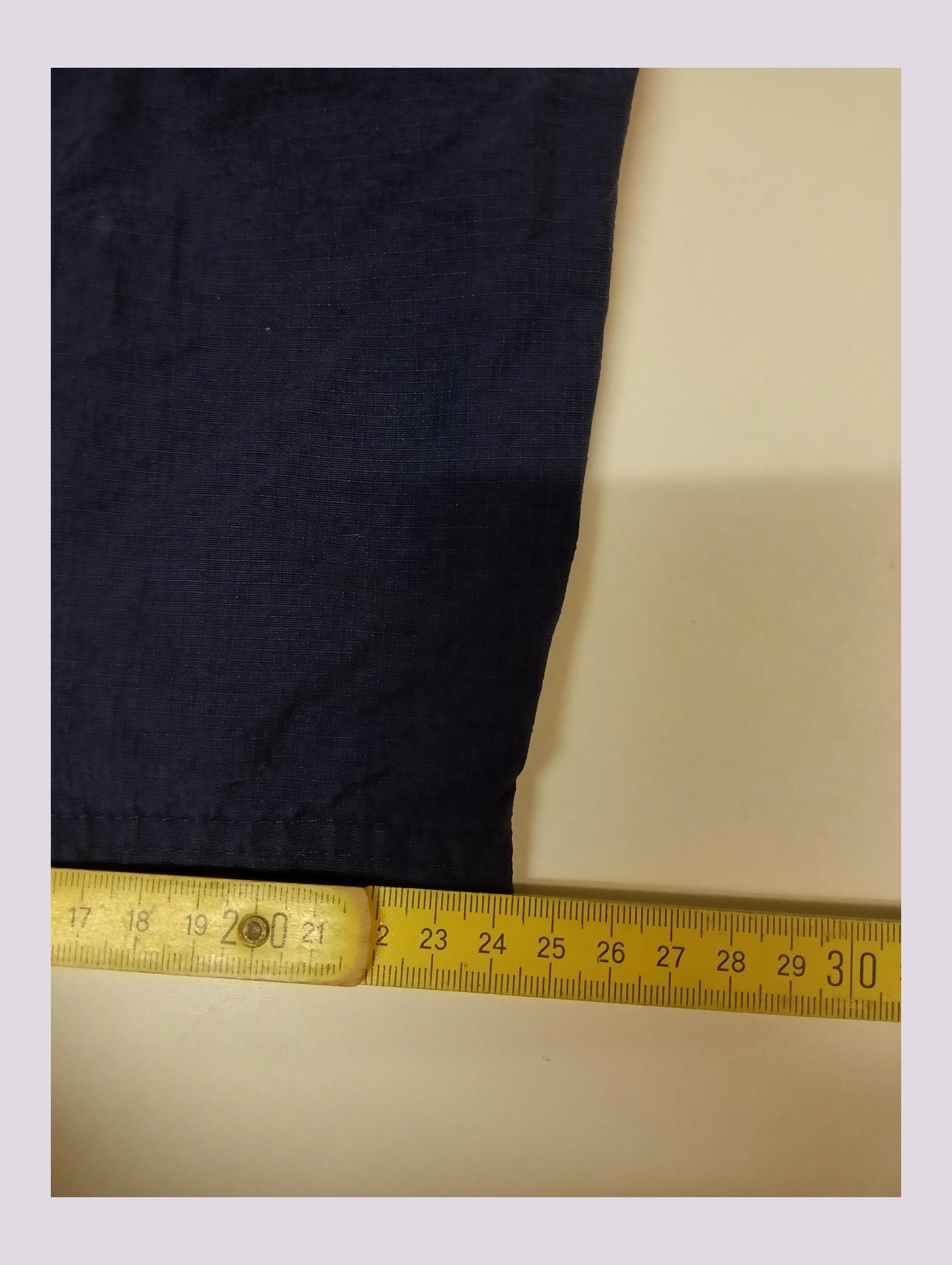 Entdecke unsere Vintage Track Pants von Nike und anderen Marken, erhältlich bei Valuxery.de - Dein Shop für trendige Vintage - Kleidung. Unsere Track Pants sind aus hochwertigen Materialien und