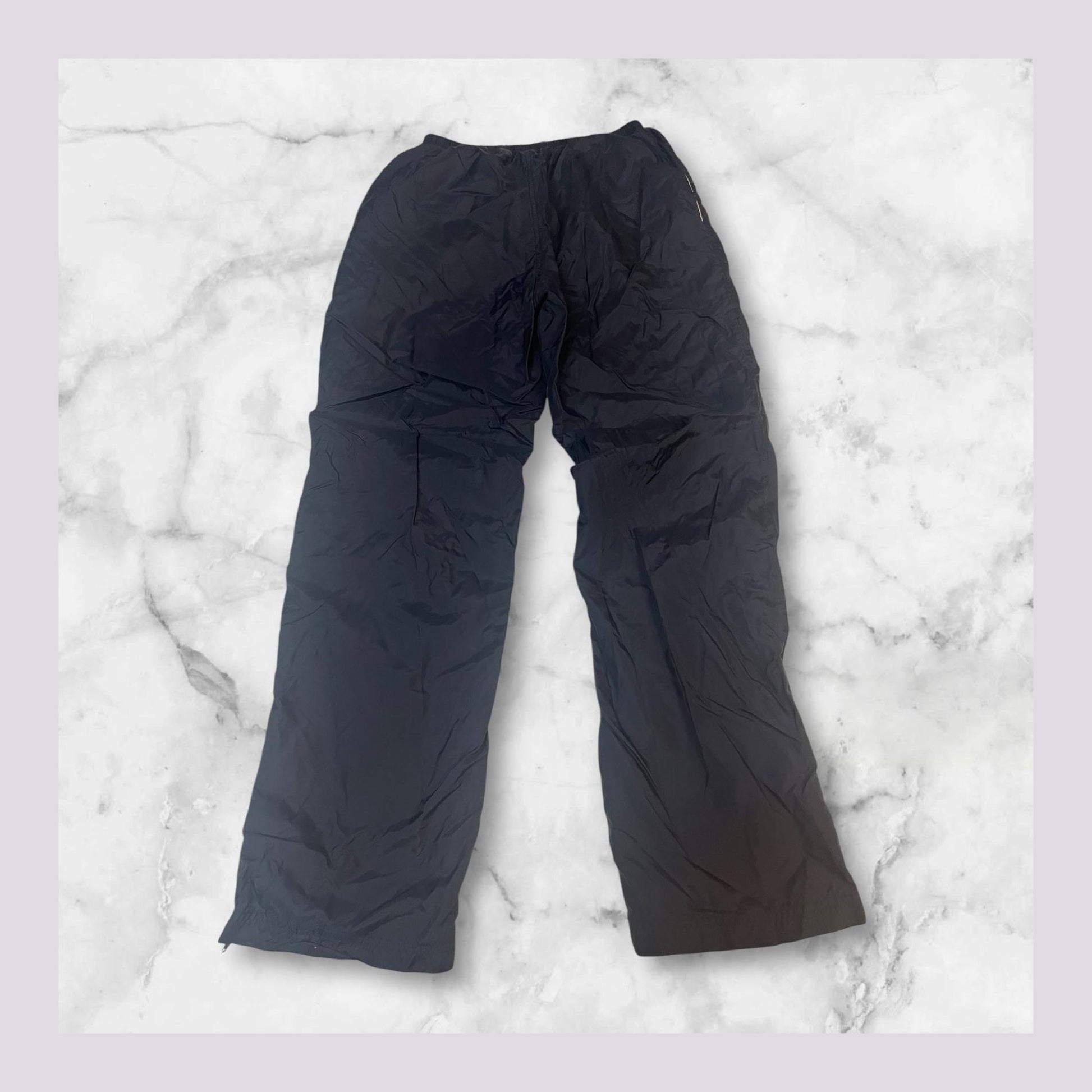 Entdecke unsere Vintage Track Pants von Nike und anderen Marken, erhältlich bei Valuxery.de - Dein Shop für trendige Vintage - Kleidung. Unsere Track Pants sind aus hochwertigen Materialien und