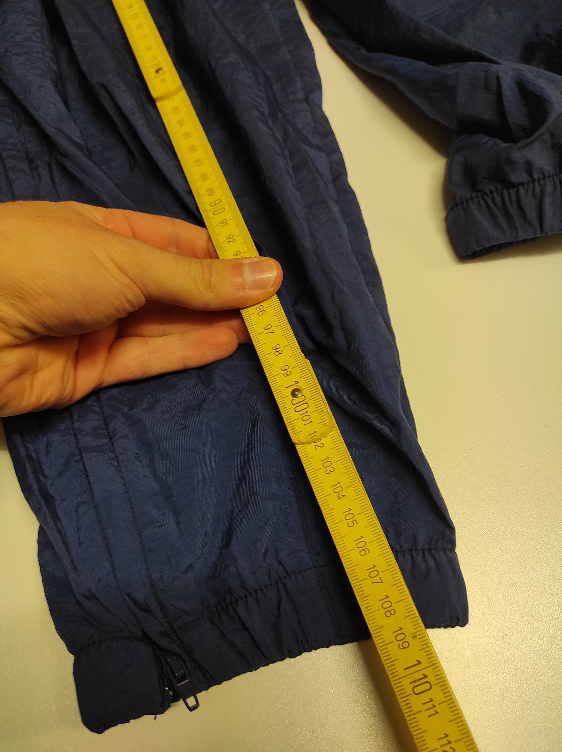 Entdecke unsere Vintage Track Pants von Nike und anderen Marken, erhältlich bei Valuxery.de - Dein Shop für trendige Vintage - Kleidung. Unsere Track Pants sind aus hochwertigen Materialien und