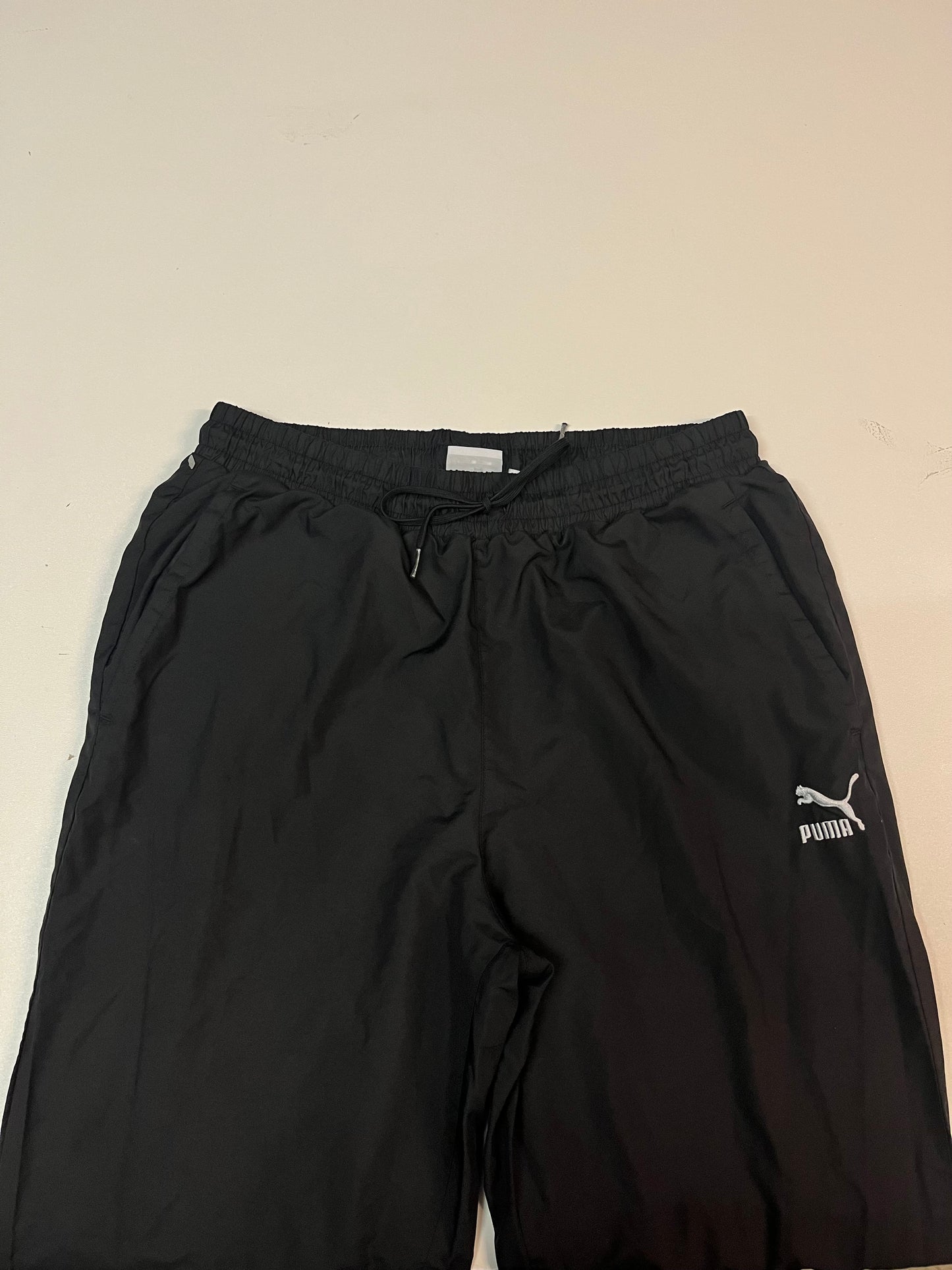 Entdecke unsere Vintage Track Pants von Nike und anderen Marken, erhältlich bei Valuxery.de - Dein Shop für trendige Vintage - Kleidung. Unsere Track Pants sind aus hochwertigen Materialien und