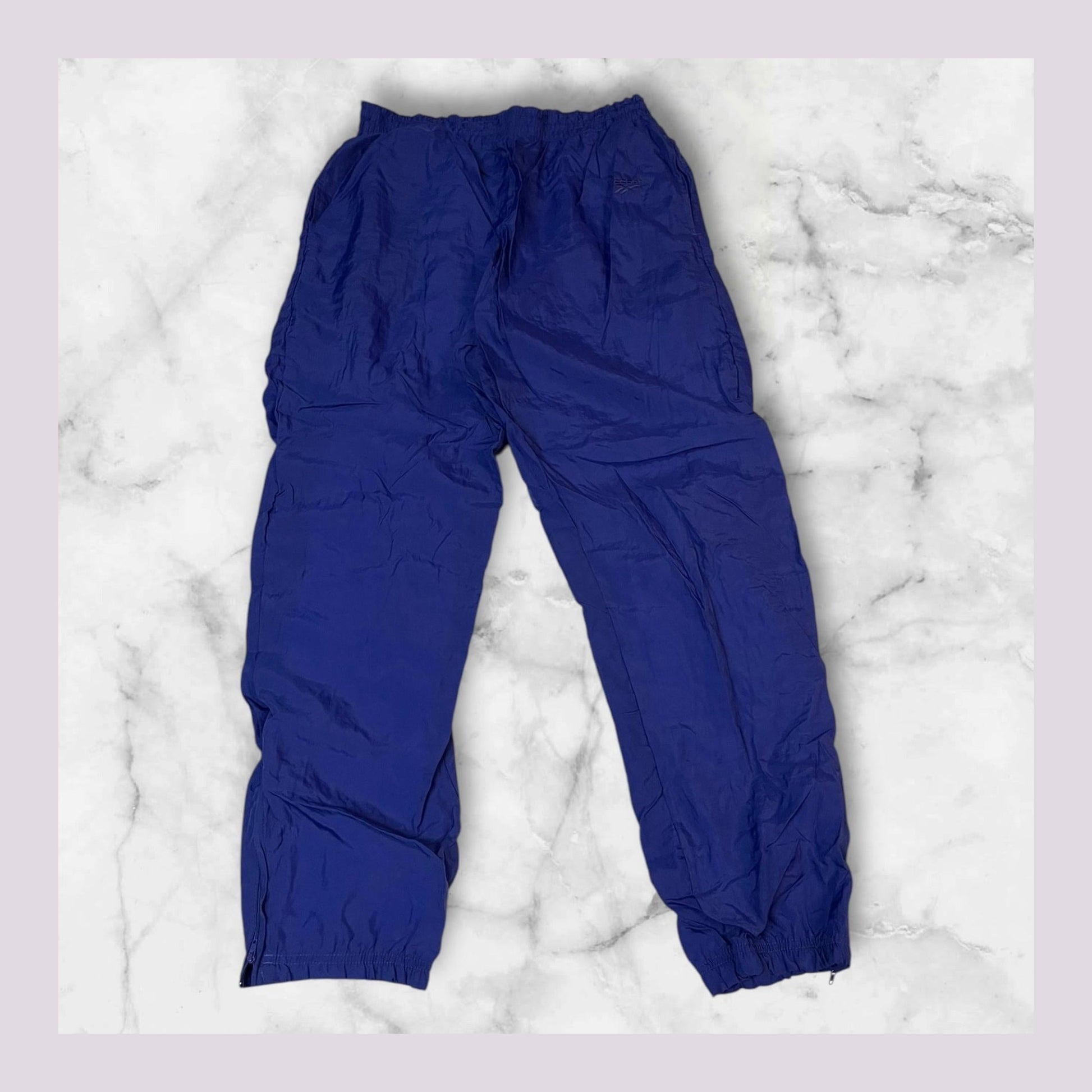 Entdecke unsere Vintage Track Pants von Nike und anderen Marken, erhältlich bei Valuxery.de - Dein Shop für trendige Vintage - Kleidung. Unsere Track Pants sind aus hochwertigen Materialien und