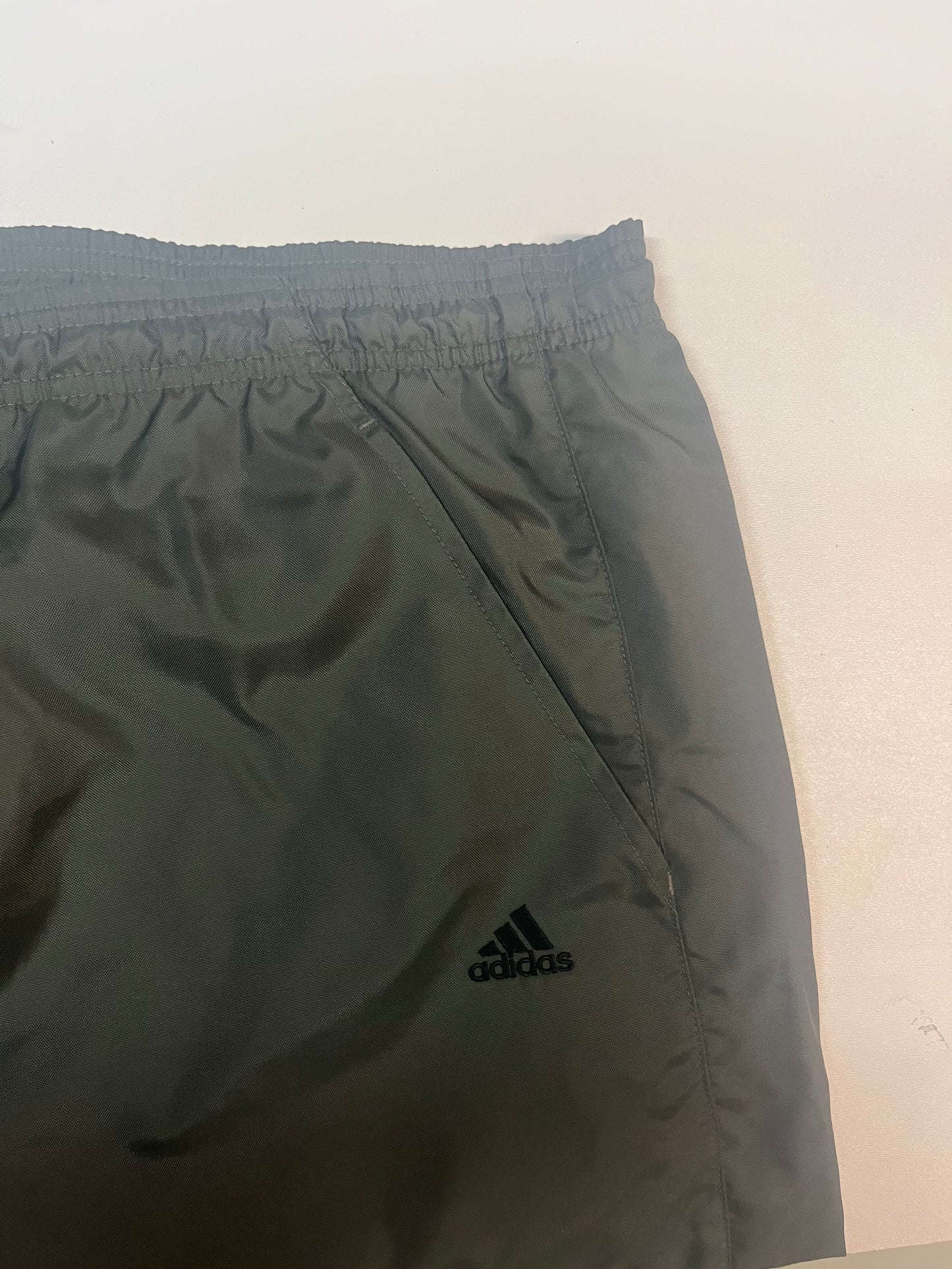 Entdecke unsere Vintage Track Pants von Nike und anderen Marken, erhältlich bei Valuxery.de - Dein Shop für trendige Vintage - Kleidung. Unsere Track Pants sind aus hochwertigen Materialien und