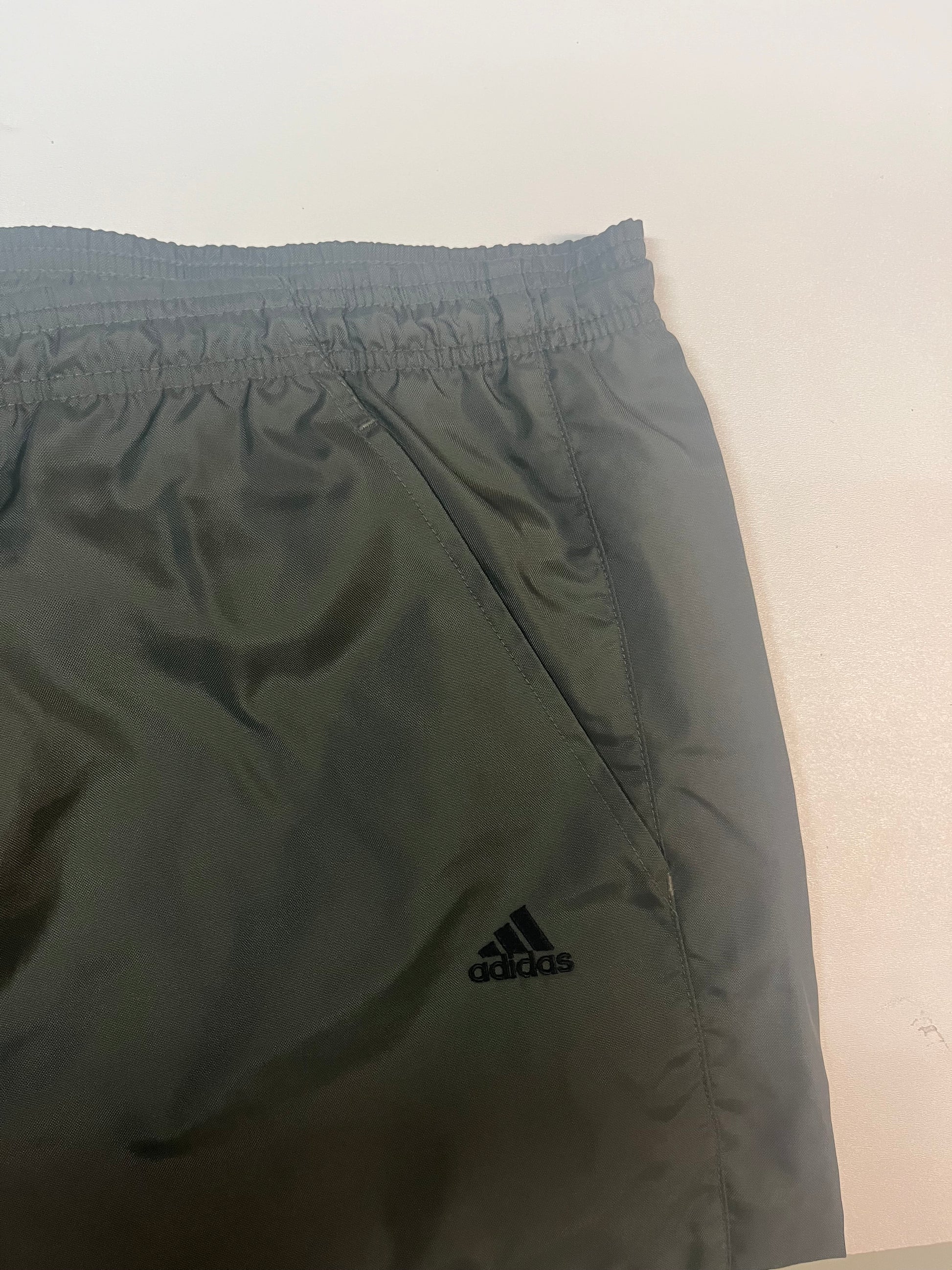 Entdecke unsere Vintage Track Pants von Nike und anderen Marken, erhältlich bei Valuxery.de - Dein Shop für trendige Vintage - Kleidung. Unsere Track Pants sind aus hochwertigen Materialien und