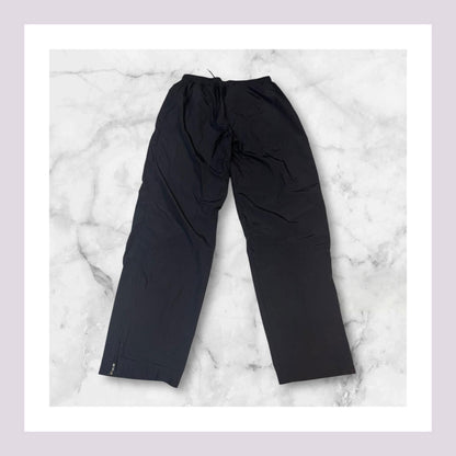 Entdecke unsere Vintage Track Pants von Nike und anderen Marken, erhältlich bei Valuxery.de - Dein Shop für trendige Vintage - Kleidung. Unsere Track Pants sind aus hochwertigen Materialien und