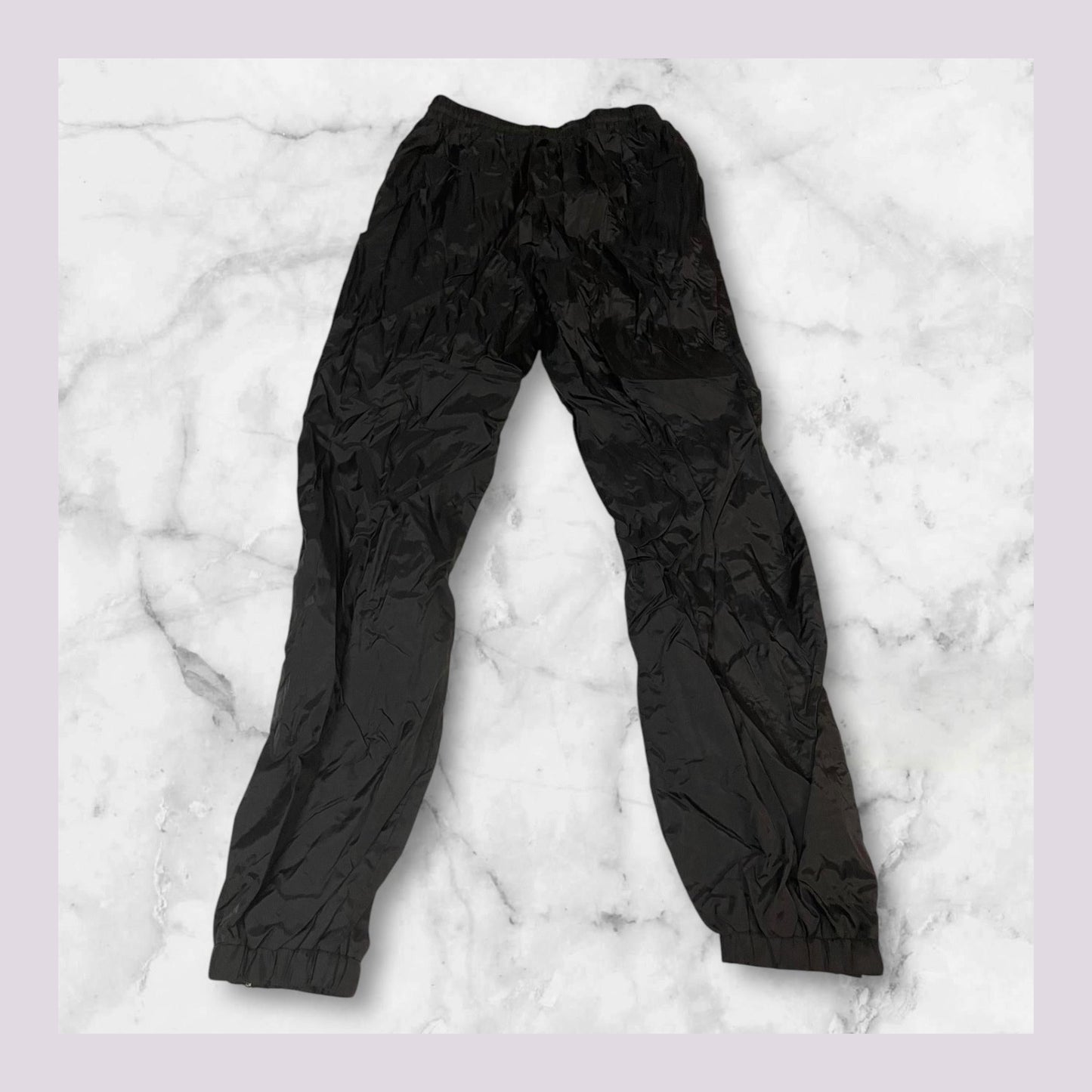 Entdecke unsere Vintage Track Pants von Nike und anderen Marken, erhältlich bei Valuxery.de - Dein Shop für trendige Vintage - Kleidung. Unsere Track Pants sind aus hochwertigen Materialien und