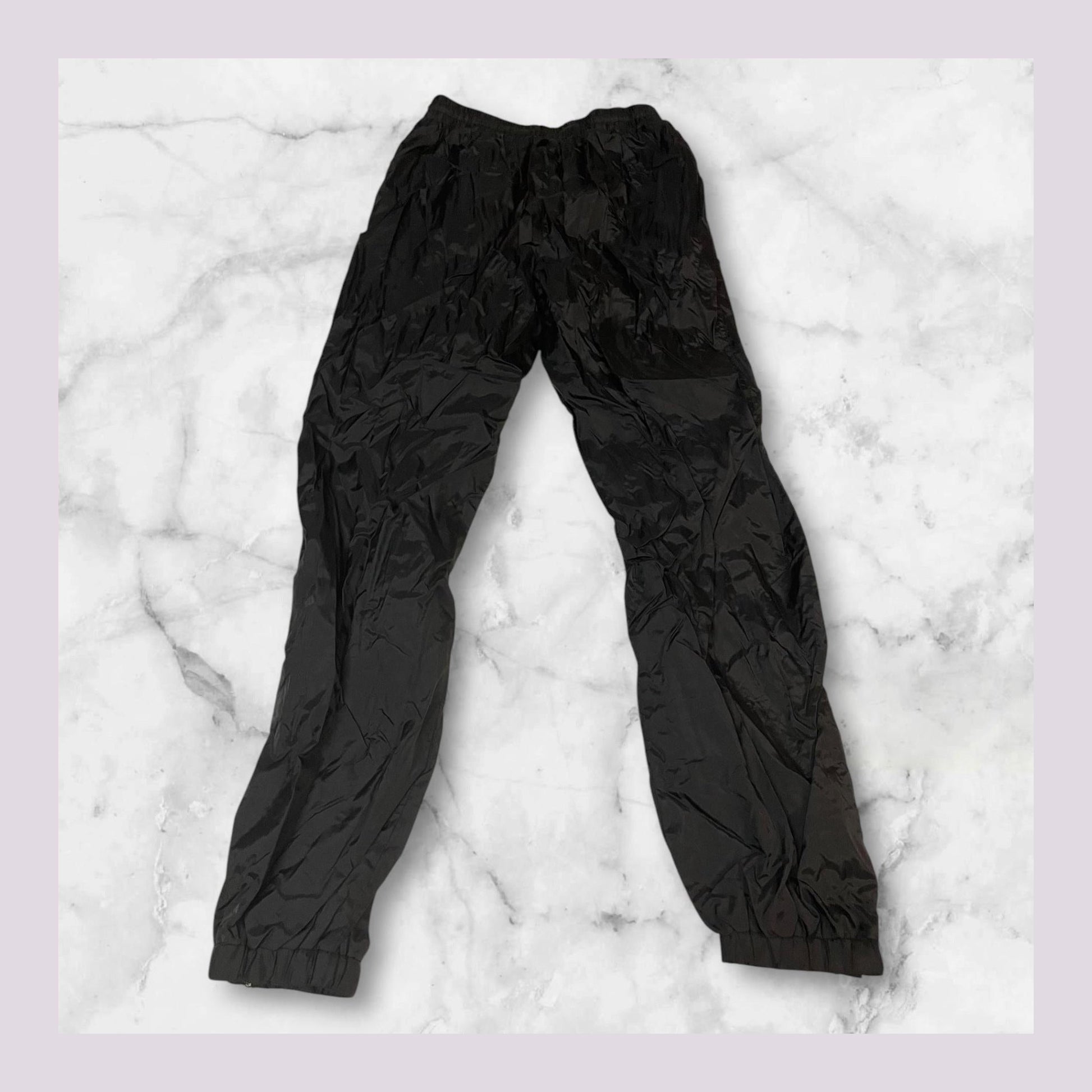 Entdecke unsere Vintage Track Pants von Nike und anderen Marken, erhältlich bei Valuxery.de - Dein Shop für trendige Vintage - Kleidung. Unsere Track Pants sind aus hochwertigen Materialien und