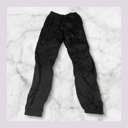 Entdecke unsere Vintage Track Pants von Nike und anderen Marken, erhältlich bei Valuxery.de - Dein Shop für trendige Vintage - Kleidung. Unsere Track Pants sind aus hochwertigen Materialien und