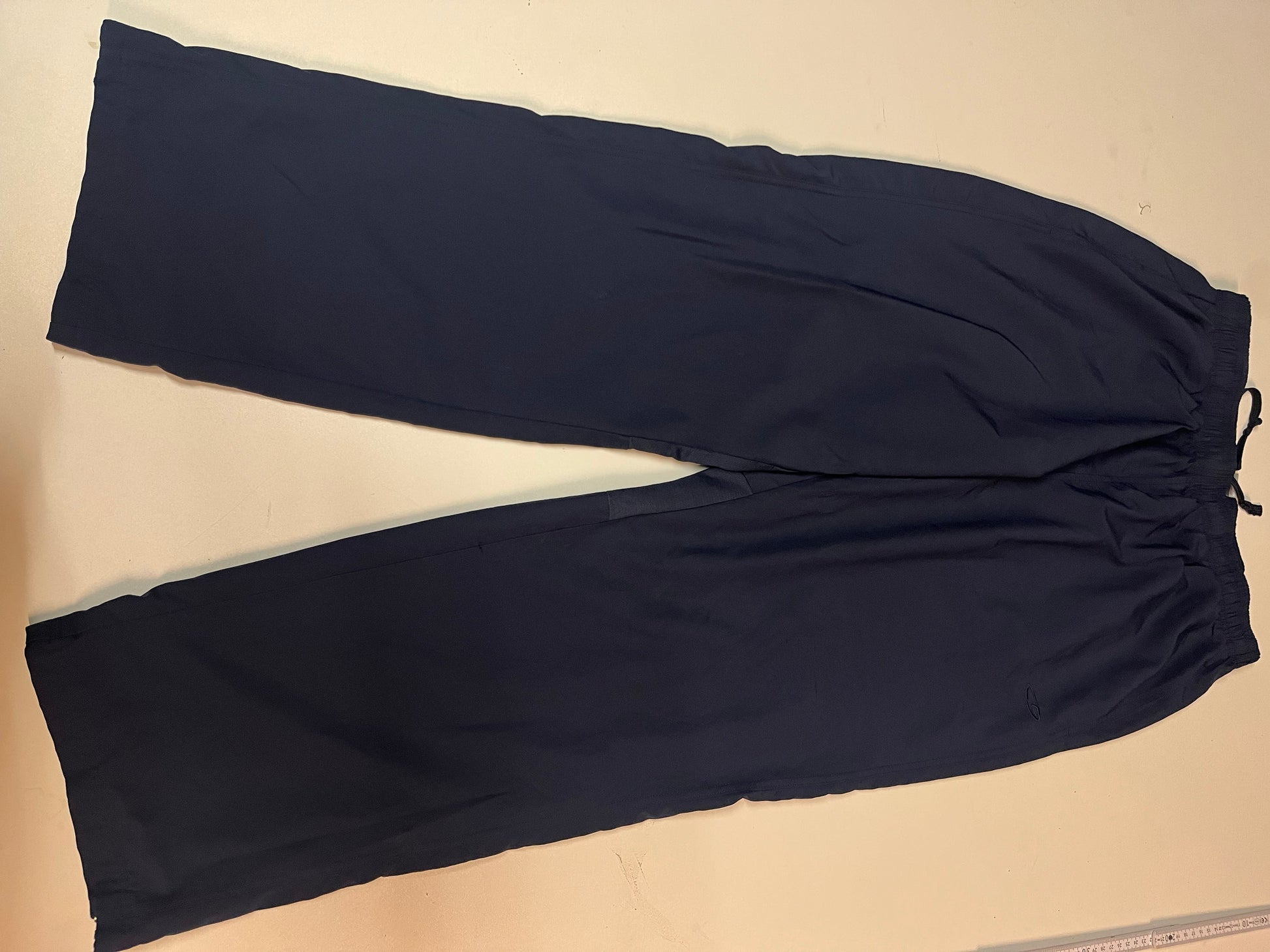 Entdecke unsere Vintage Track Pants von Nike und anderen Marken, erhältlich bei Valuxery.de - Dein Shop für trendige Vintage - Kleidung. Unsere Track Pants sind aus hochwertigen Materialien und