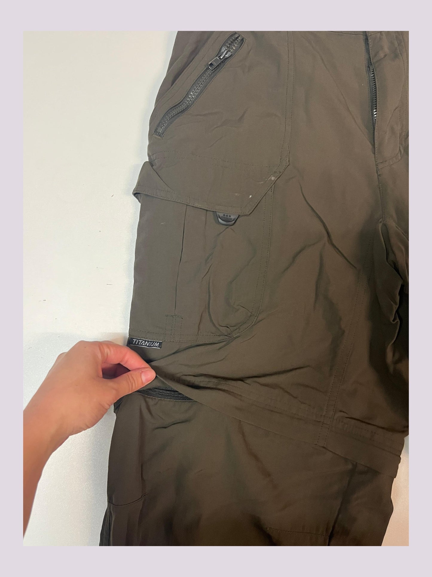 Entdecke unsere Vintage Track Pants von Nike und anderen Marken, erhältlich bei Valuxery.de - Dein Shop für trendige Vintage - Kleidung. Unsere Track Pants sind aus hochwertigen Materialien und