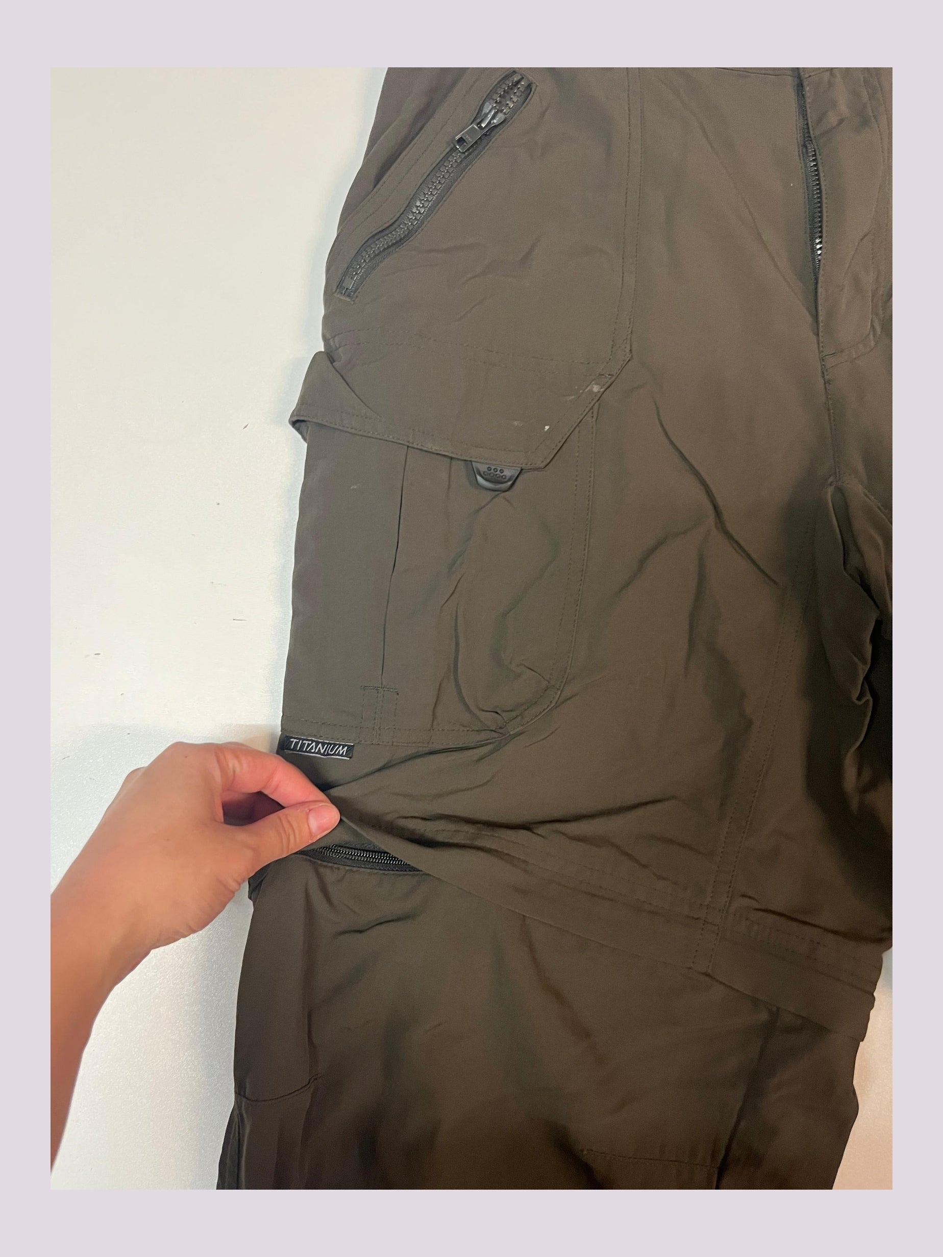 Entdecke unsere Vintage Track Pants von Nike und anderen Marken, erhältlich bei Valuxery.de - Dein Shop für trendige Vintage - Kleidung. Unsere Track Pants sind aus hochwertigen Materialien und