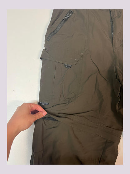 Entdecke unsere Vintage Track Pants von Nike und anderen Marken, erhältlich bei Valuxery.de - Dein Shop für trendige Vintage - Kleidung. Unsere Track Pants sind aus hochwertigen Materialien und