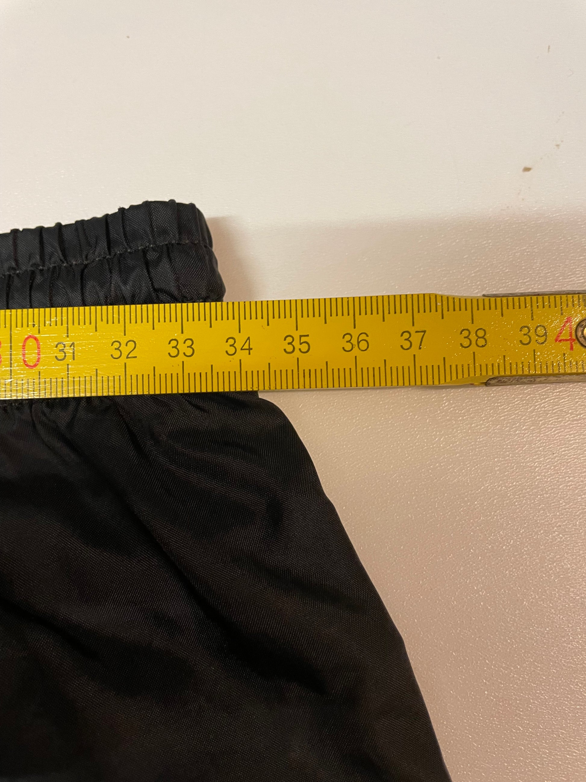 Entdecke unsere Vintage Track Pants von Nike und anderen Marken, erhältlich bei Valuxery.de - Dein Shop für trendige Vintage - Kleidung. Unsere Track Pants sind aus hochwertigen Materialien und