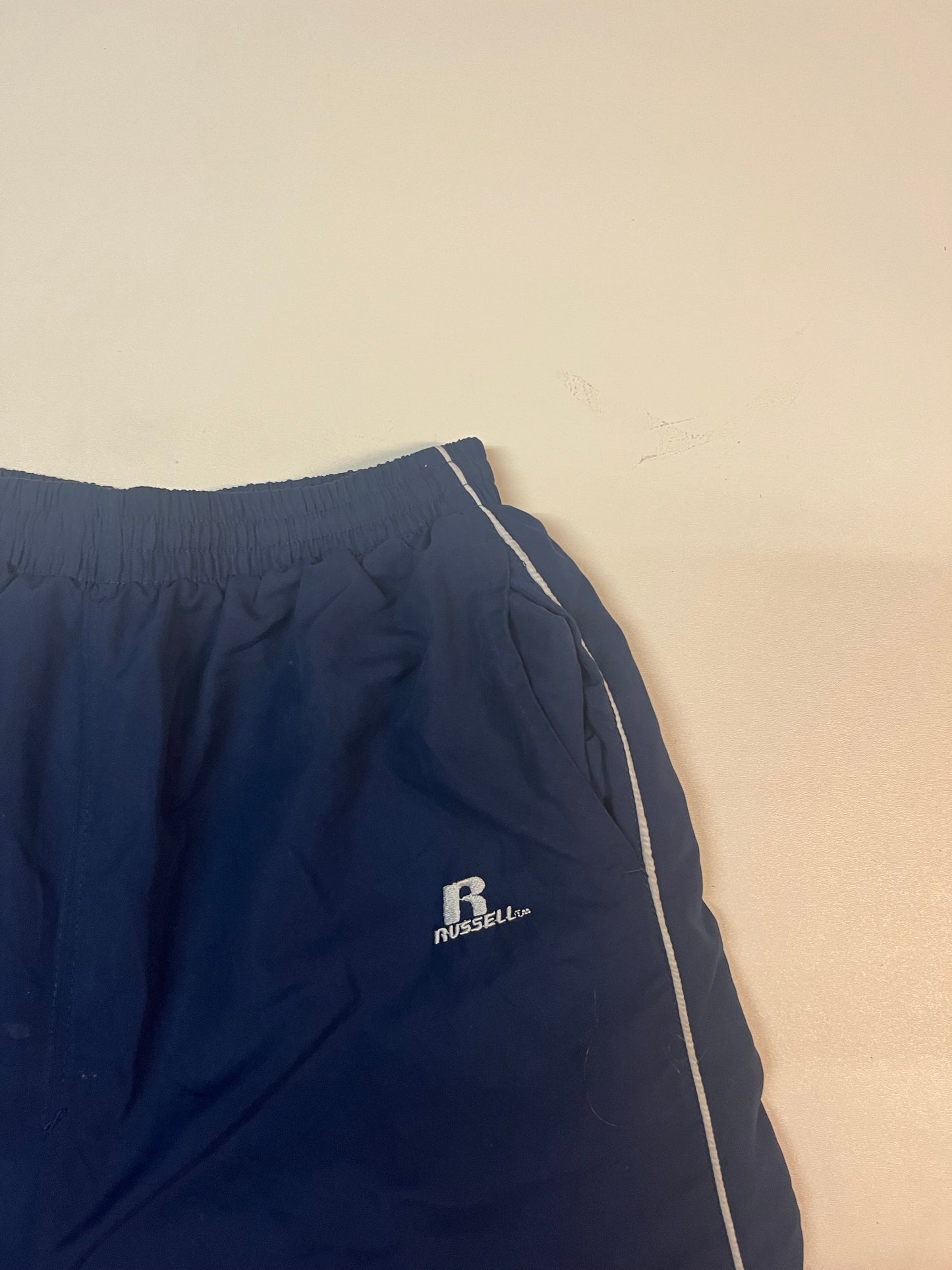 Entdecke unsere Vintage Track Pants von Nike und anderen Marken, erhältlich bei Valuxery.de - Dein Shop für trendige Vintage - Kleidung. Unsere Track Pants sind aus hochwertigen Materialien und