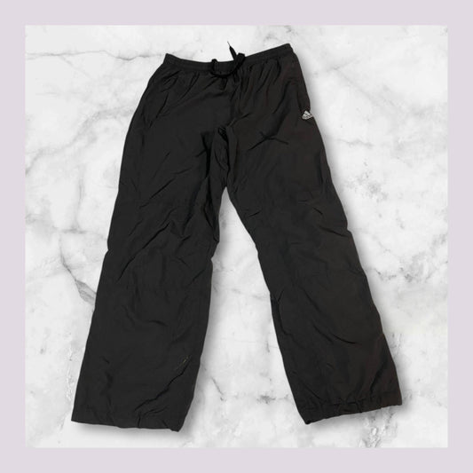 Entdecke unsere Vintage Track Pants von Nike und anderen Marken, erhältlich bei Valuxery.de - Dein Shop für trendige Vintage - Kleidung. Unsere Track Pants sind aus hochwertigen Materialien und