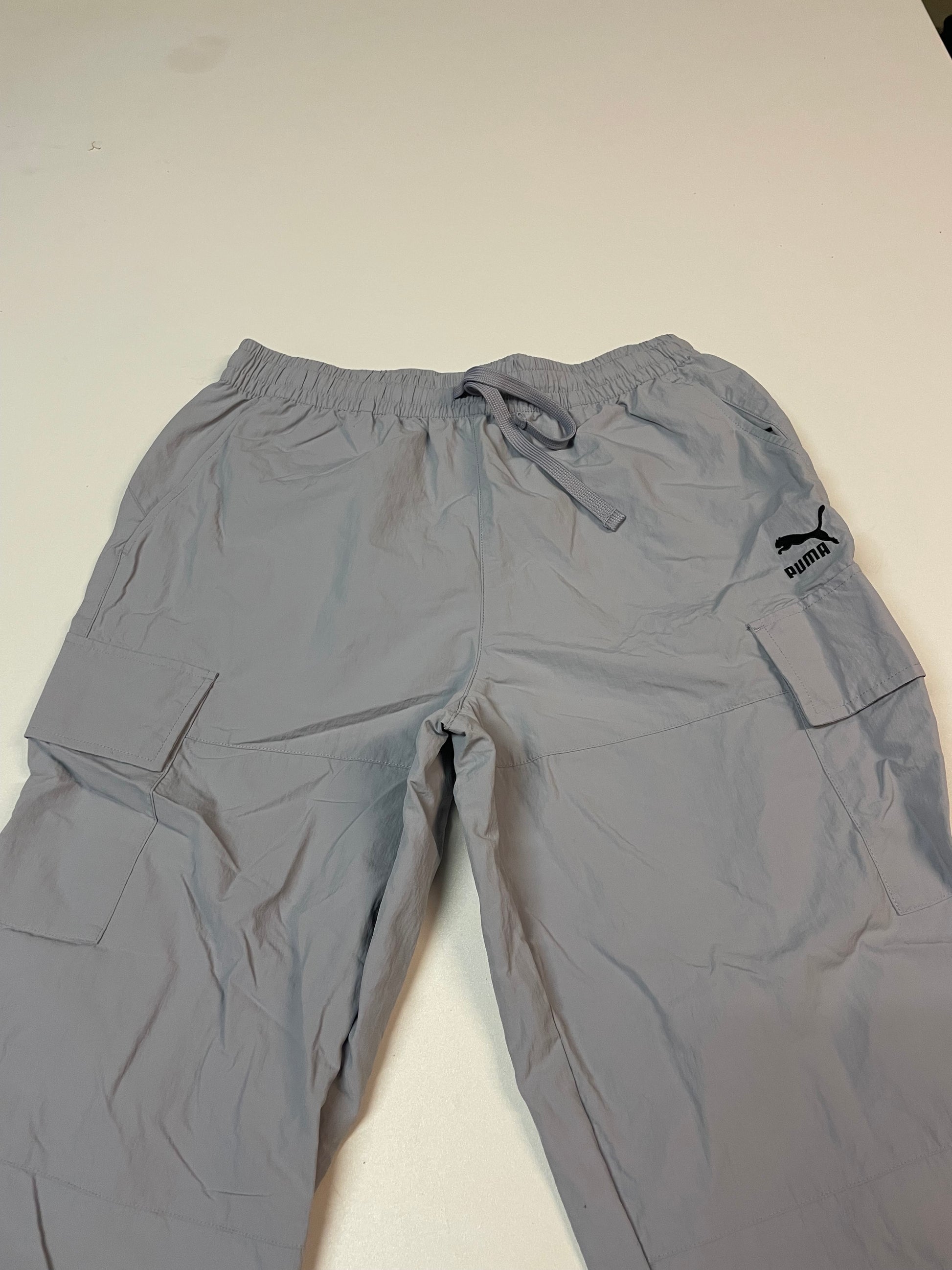 Entdecke unsere Vintage Track Pants von Nike und anderen Marken, erhältlich bei Valuxery.de - Dein Shop für trendige Vintage - Kleidung. Unsere Track Pants sind aus hochwertigen Materialien und