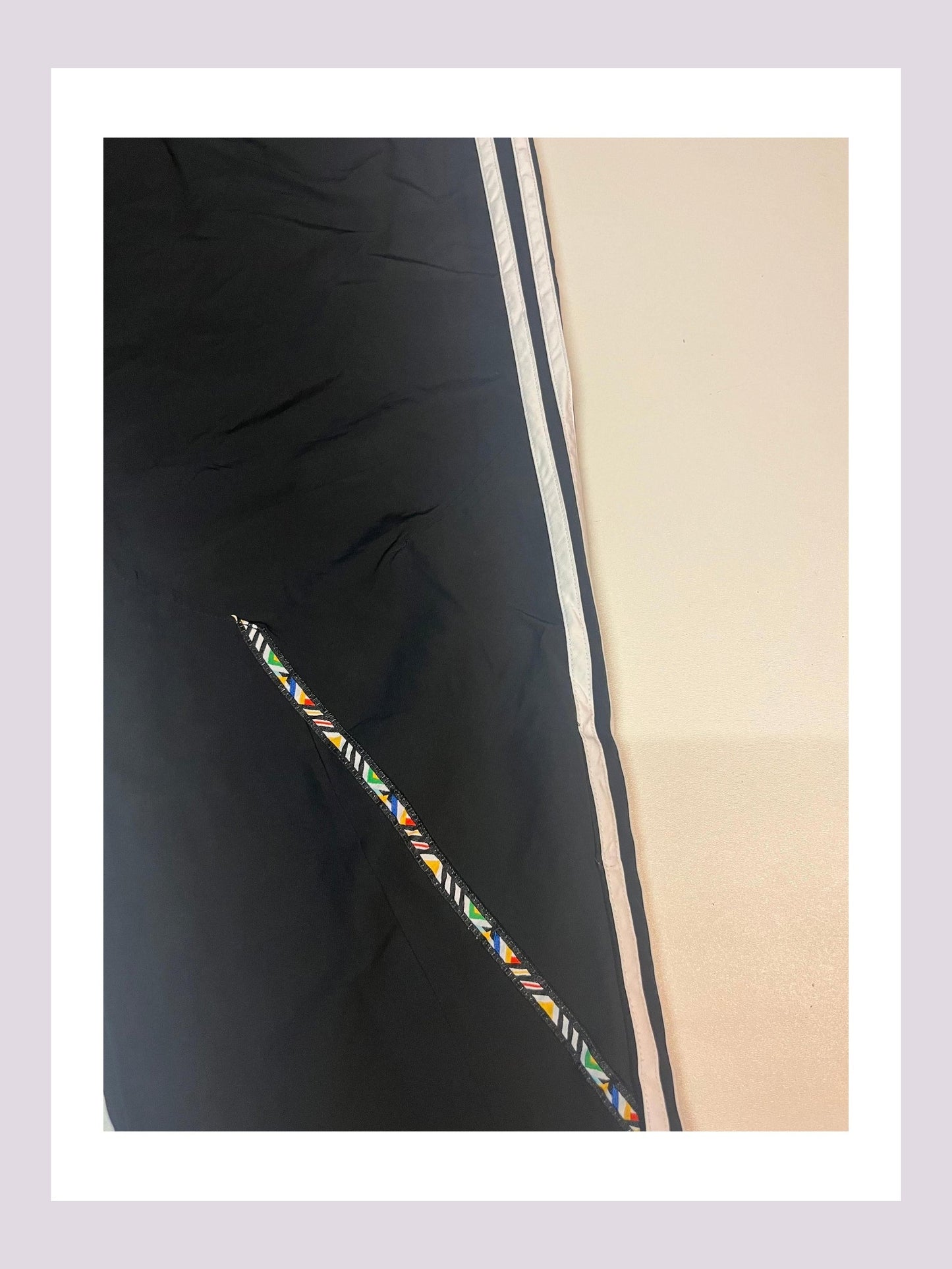 Entdecke unsere Vintage Track Pants von Nike und anderen Marken, erhältlich bei Valuxery.de - Dein Shop für trendige Vintage - Kleidung. Unsere Track Pants sind aus hochwertigen Materialien und