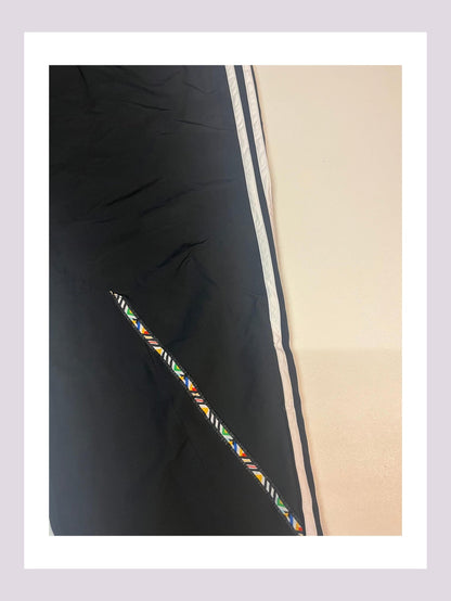 Entdecke unsere Vintage Track Pants von Nike und anderen Marken, erhältlich bei Valuxery.de - Dein Shop für trendige Vintage - Kleidung. Unsere Track Pants sind aus hochwertigen Materialien und