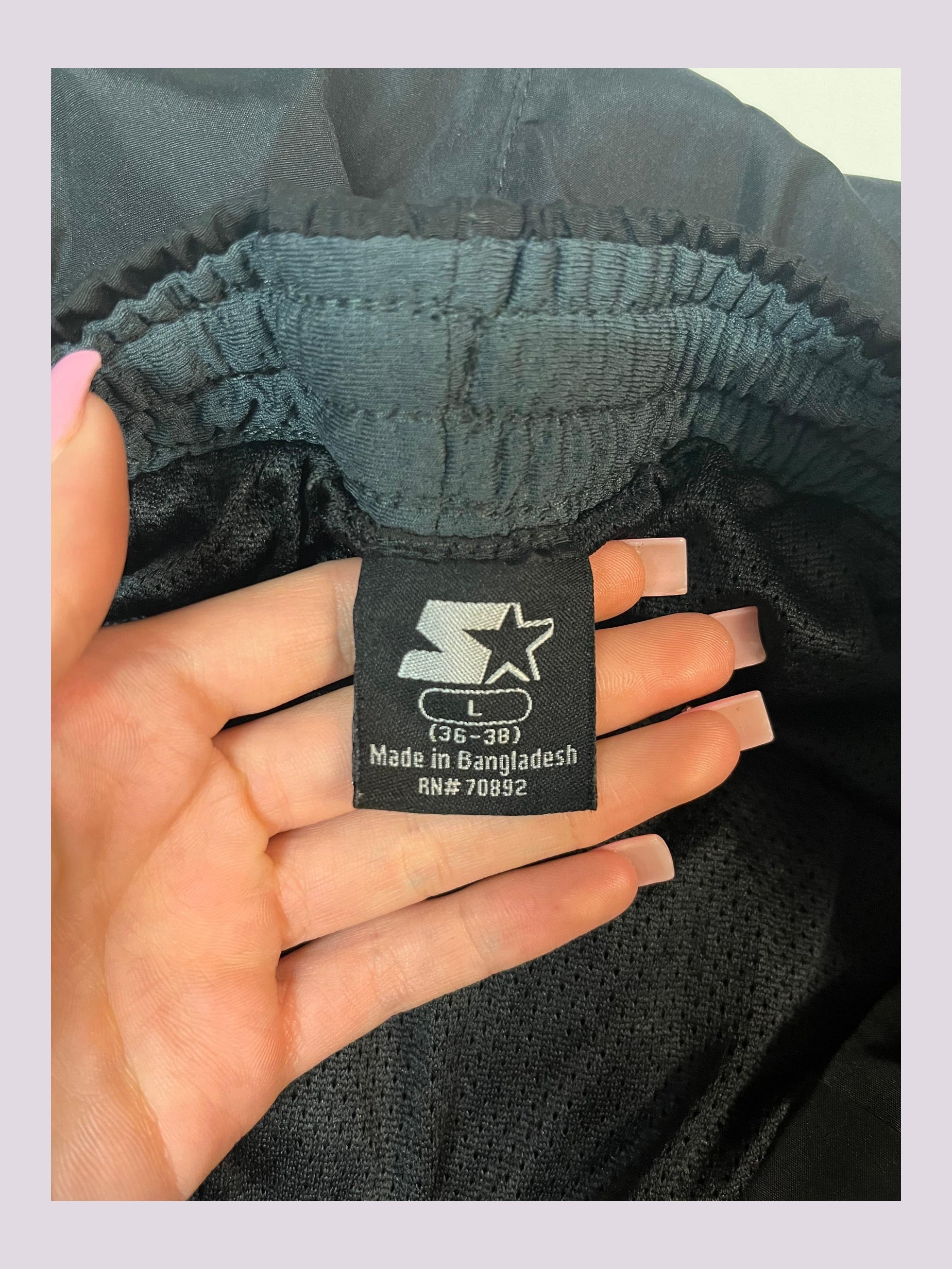 Entdecke unsere Vintage Track Pants von Nike und anderen Marken, erhältlich bei Valuxery.de - Dein Shop für trendige Vintage - Kleidung. Unsere Track Pants sind aus hochwertigen Materialien und