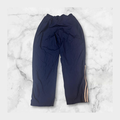 Entdecke unsere Vintage Track Pants von Nike und anderen Marken, erhältlich bei Valuxery.de - Dein Shop für trendige Vintage - Kleidung. Unsere Track Pants sind aus hochwertigen Materialien und