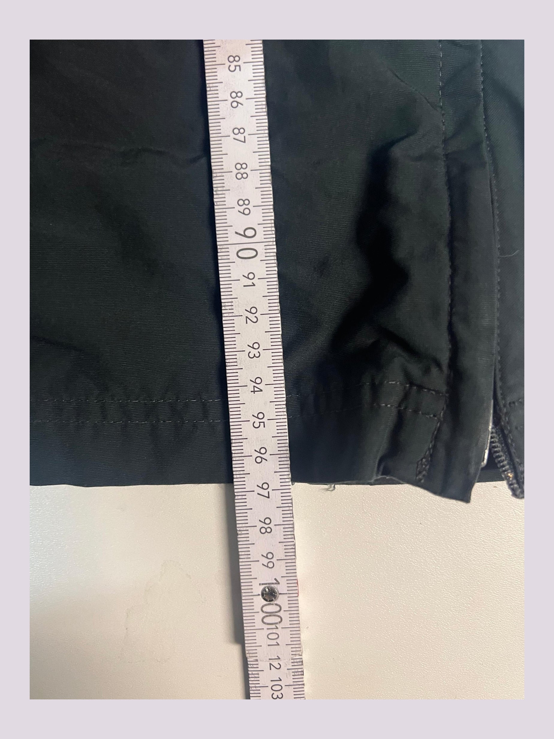 Entdecke unsere Vintage Track Pants von Nike und anderen Marken, erhältlich bei Valuxery.de - Dein Shop für trendige Vintage - Kleidung. Unsere Track Pants sind aus hochwertigen Materialien und