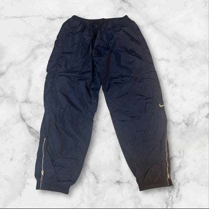 Entdecke unsere Vintage Track Pants von Nike und anderen Marken, erhältlich bei Valuxery.de - Dein Shop für trendige Vintage - Kleidung. Unsere Track Pants sind aus hochwertigen Materialien und