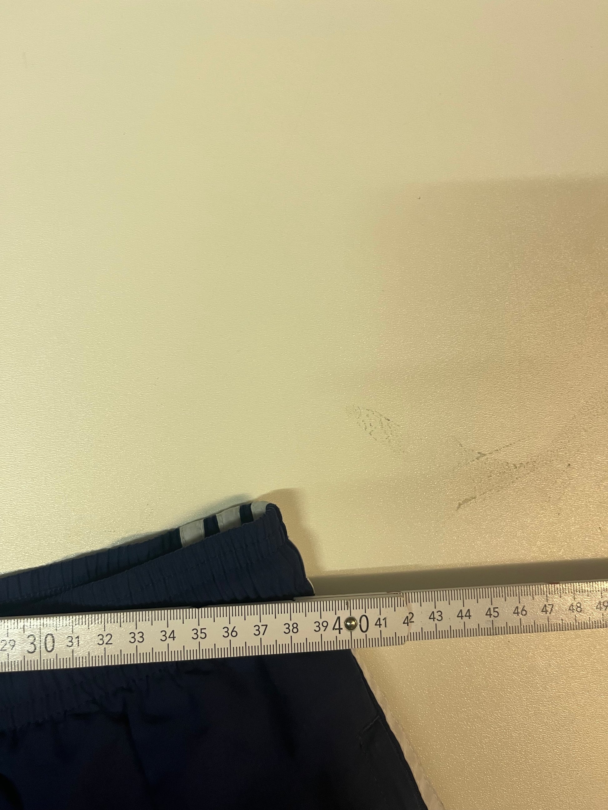 Entdecke unsere Vintage Track Pants von Nike und anderen Marken, erhältlich bei Valuxery.de - Dein Shop für trendige Vintage - Kleidung. Unsere Track Pants sind aus hochwertigen Materialien und