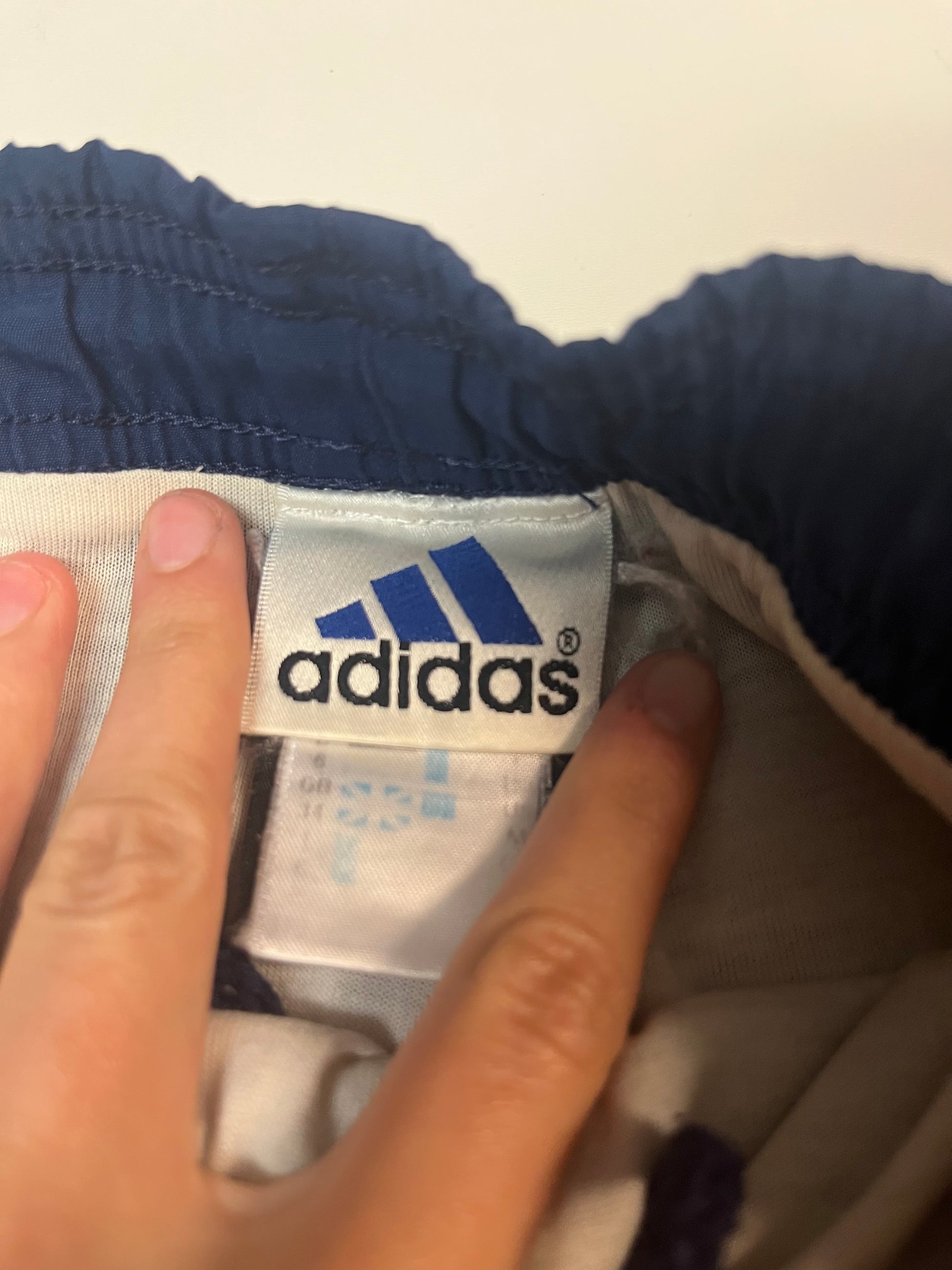 Entdecke unsere Vintage Track Pants von Nike und anderen Marken, erhältlich bei Valuxery.de - Dein Shop für trendige Vintage - Kleidung. Unsere Track Pants sind aus hochwertigen Materialien und