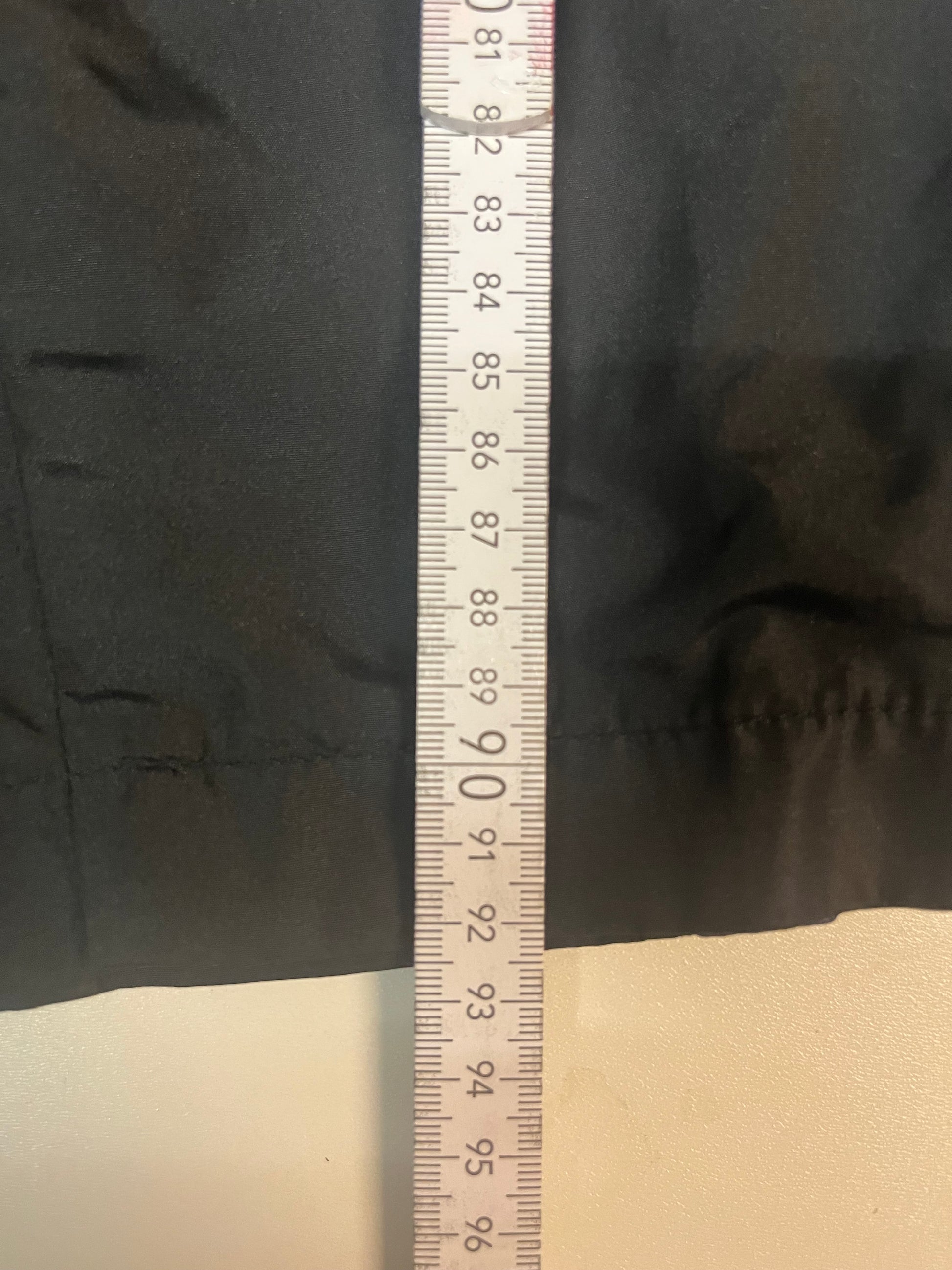 Entdecke unsere Vintage Track Pants von Nike und anderen Marken, erhältlich bei Valuxery.de - Dein Shop für trendige Vintage - Kleidung. Unsere Track Pants sind aus hochwertigen Materialien und