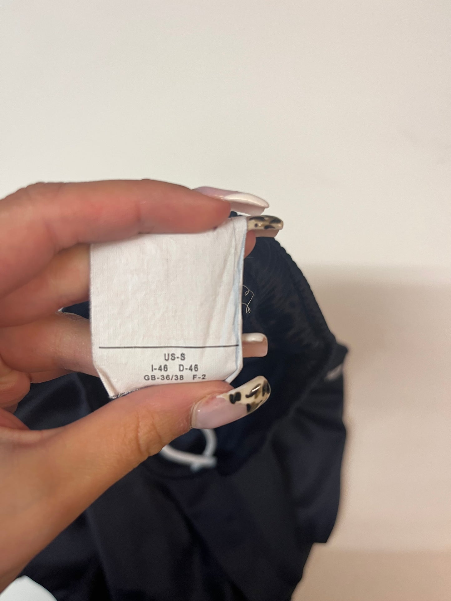 Entdecke unsere Vintage Track Pants von Nike und anderen Marken, erhältlich bei Valuxery.de - Dein Shop für trendige Vintage - Kleidung. Unsere Track Pants sind aus hochwertigen Materialien und