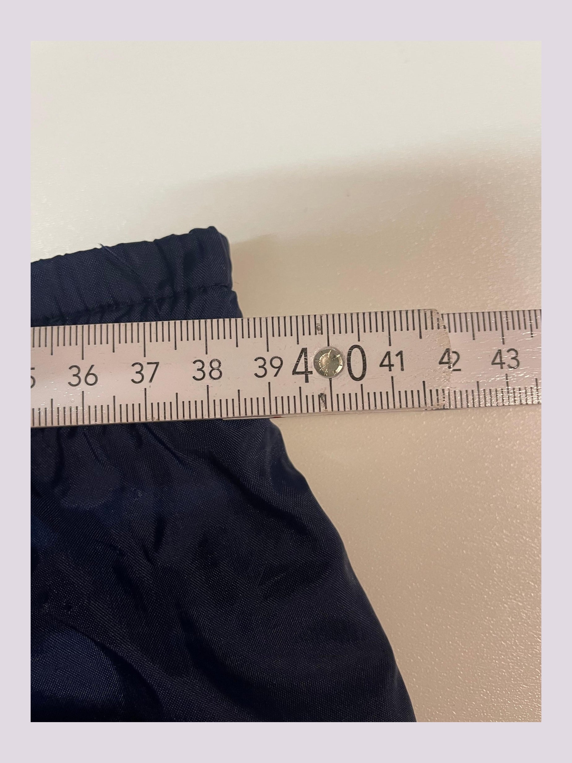 Entdecke unsere Vintage Track Pants von Nike und anderen Marken, erhältlich bei Valuxery.de - Dein Shop für trendige Vintage - Kleidung. Unsere Track Pants sind aus hochwertigen Materialien und