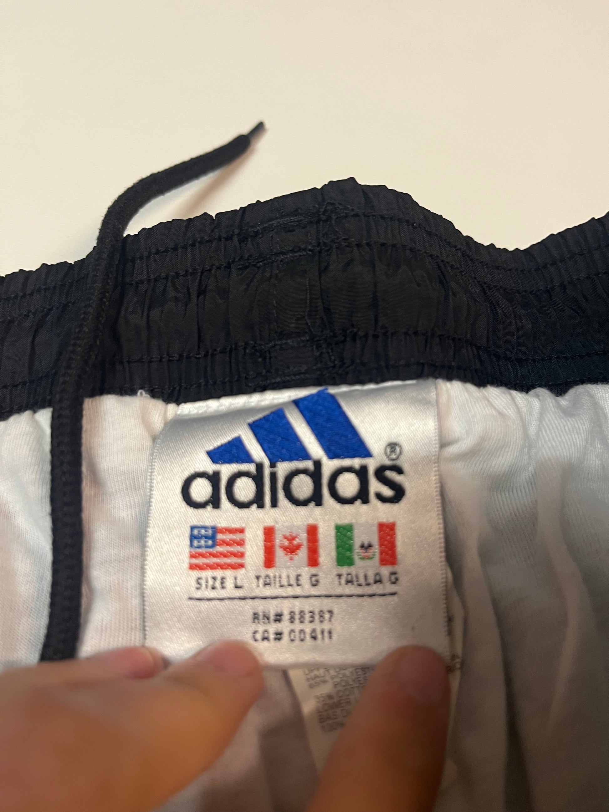 Entdecke unsere Vintage Track Pants von Nike und anderen Marken, erhältlich bei Valuxery.de - Dein Shop für trendige Vintage - Kleidung. Unsere Track Pants sind aus hochwertigen Materialien und