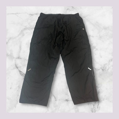 Entdecke unsere Vintage Track Pants von Nike und anderen Marken, erhältlich bei Valuxery.de - Dein Shop für trendige Vintage - Kleidung. Unsere Track Pants sind aus hochwertigen Materialien und
