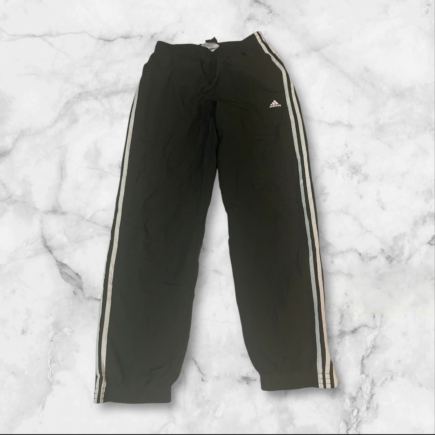 Entdecke unsere Vintage Track Pants von Nike und anderen Marken, erhältlich bei Valuxery.de - Dein Shop für trendige Vintage - Kleidung. Unsere Track Pants sind aus hochwertigen Materialien und
