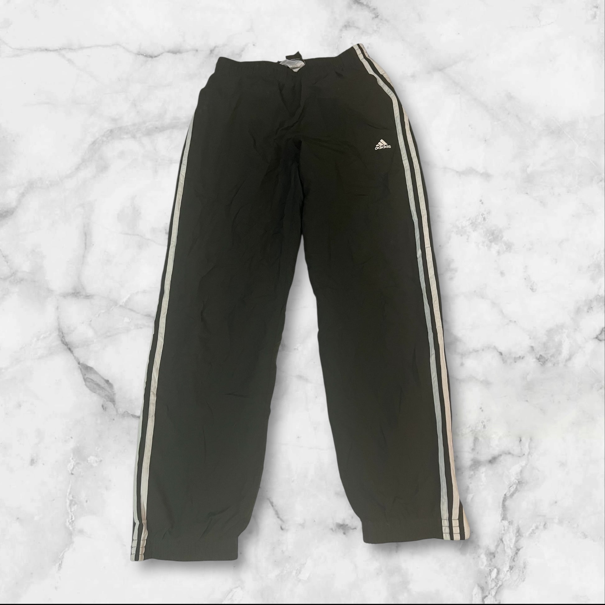 Entdecke unsere Vintage Track Pants von Nike und anderen Marken, erhältlich bei Valuxery.de - Dein Shop für trendige Vintage - Kleidung. Unsere Track Pants sind aus hochwertigen Materialien und