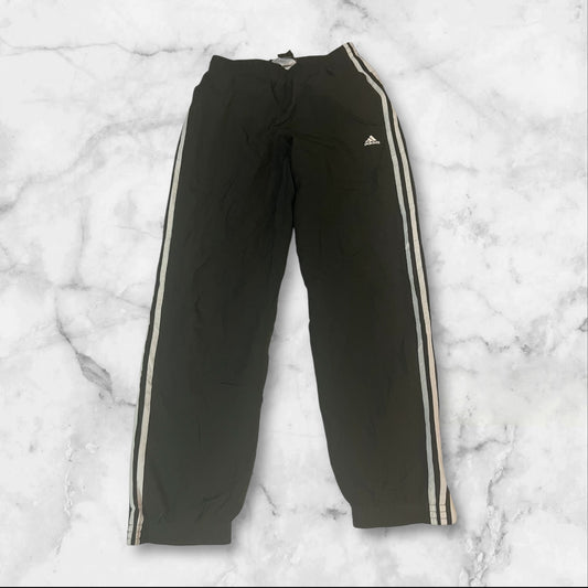 Entdecke unsere Vintage Track Pants von Nike und anderen Marken, erhältlich bei Valuxery.de - Dein Shop für trendige Vintage - Kleidung. Unsere Track Pants sind aus hochwertigen Materialien und