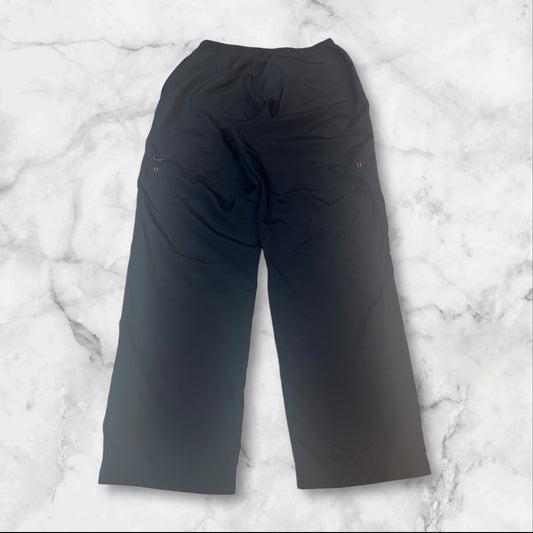 Entdecke unsere Vintage Track Pants von Nike und anderen Marken, erhältlich bei Valuxery.de - Dein Shop für trendige Vintage - Kleidung. Unsere Track Pants sind aus hochwertigen Materialien und
