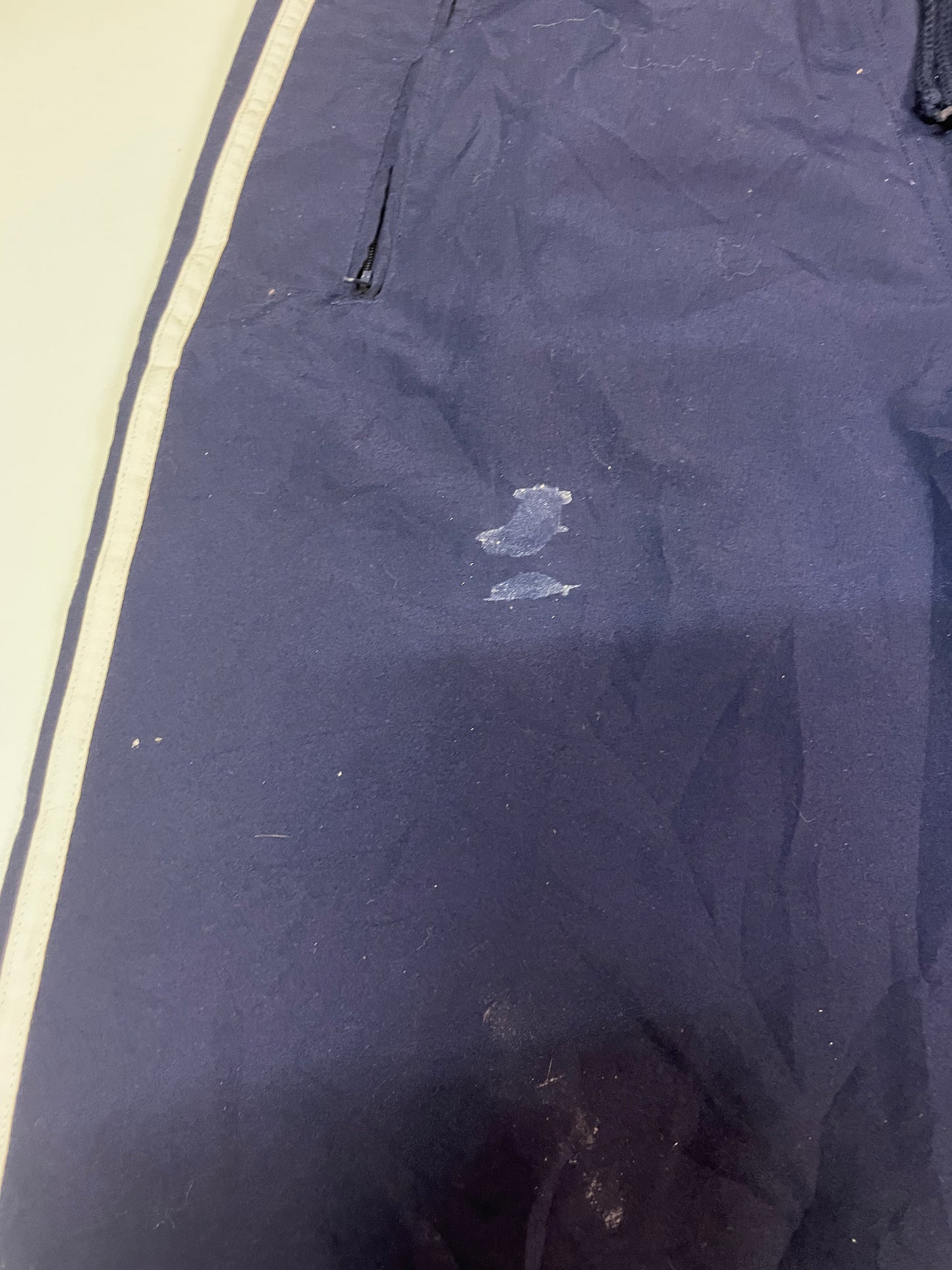 Entdecke unsere Vintage Track Pants von Nike und anderen Marken, erhältlich bei Valuxery.de - Dein Shop für trendige Vintage - Kleidung. Unsere Track Pants sind aus hochwertigen Materialien und