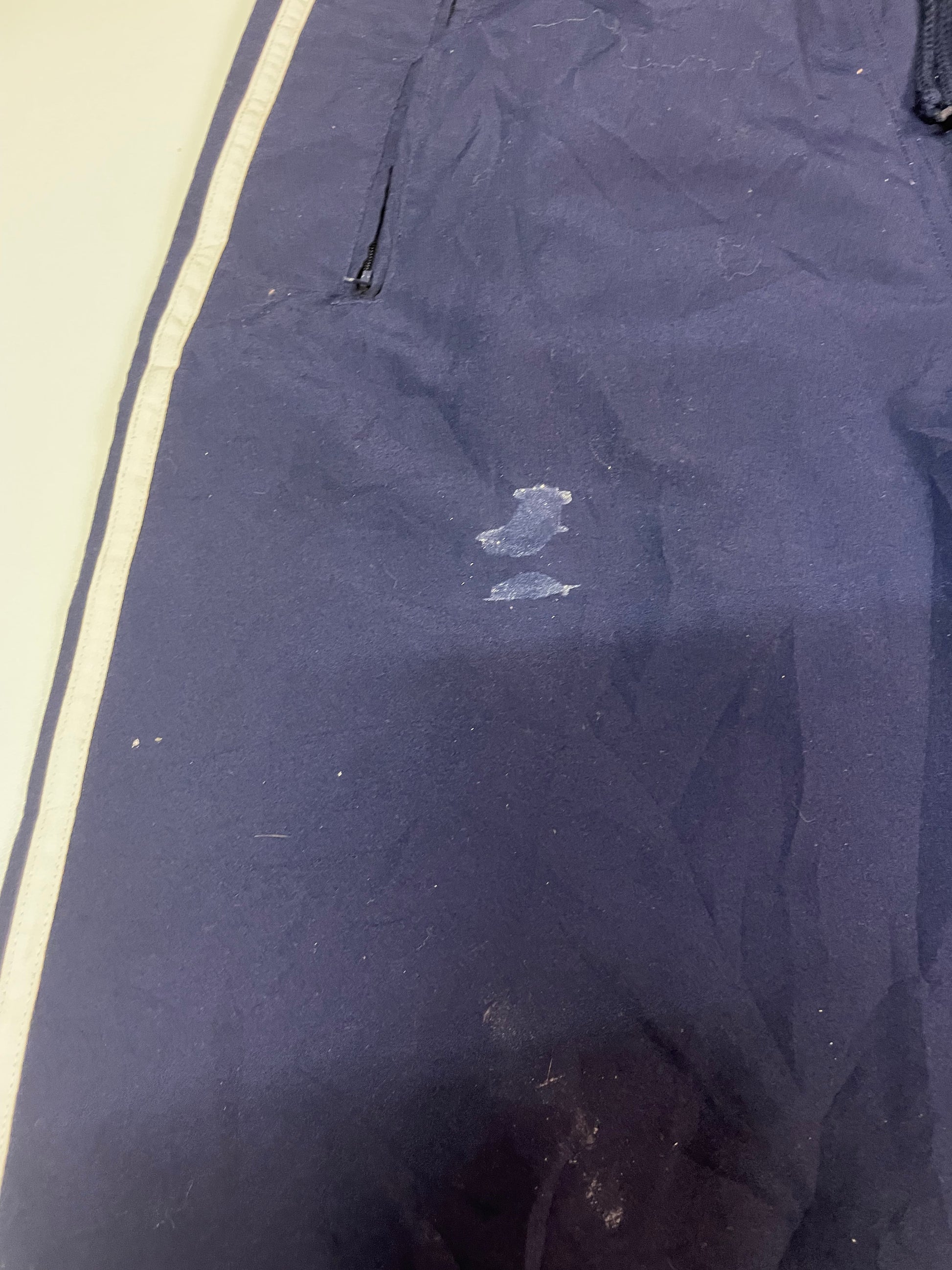 Entdecke unsere Vintage Track Pants von Nike und anderen Marken, erhältlich bei Valuxery.de - Dein Shop für trendige Vintage - Kleidung. Unsere Track Pants sind aus hochwertigen Materialien und