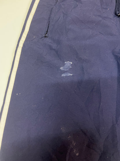 Entdecke unsere Vintage Track Pants von Nike und anderen Marken, erhältlich bei Valuxery.de - Dein Shop für trendige Vintage - Kleidung. Unsere Track Pants sind aus hochwertigen Materialien und