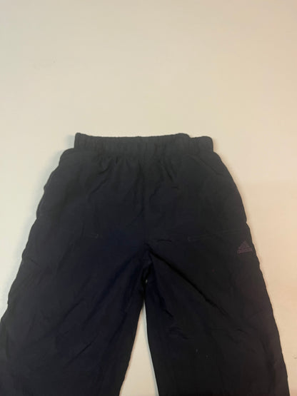 Entdecke unsere Vintage Track Pants von Nike und anderen Marken, erhältlich bei Valuxery.de - Dein Shop für trendige Vintage - Kleidung. Unsere Track Pants sind aus hochwertigen Materialien und