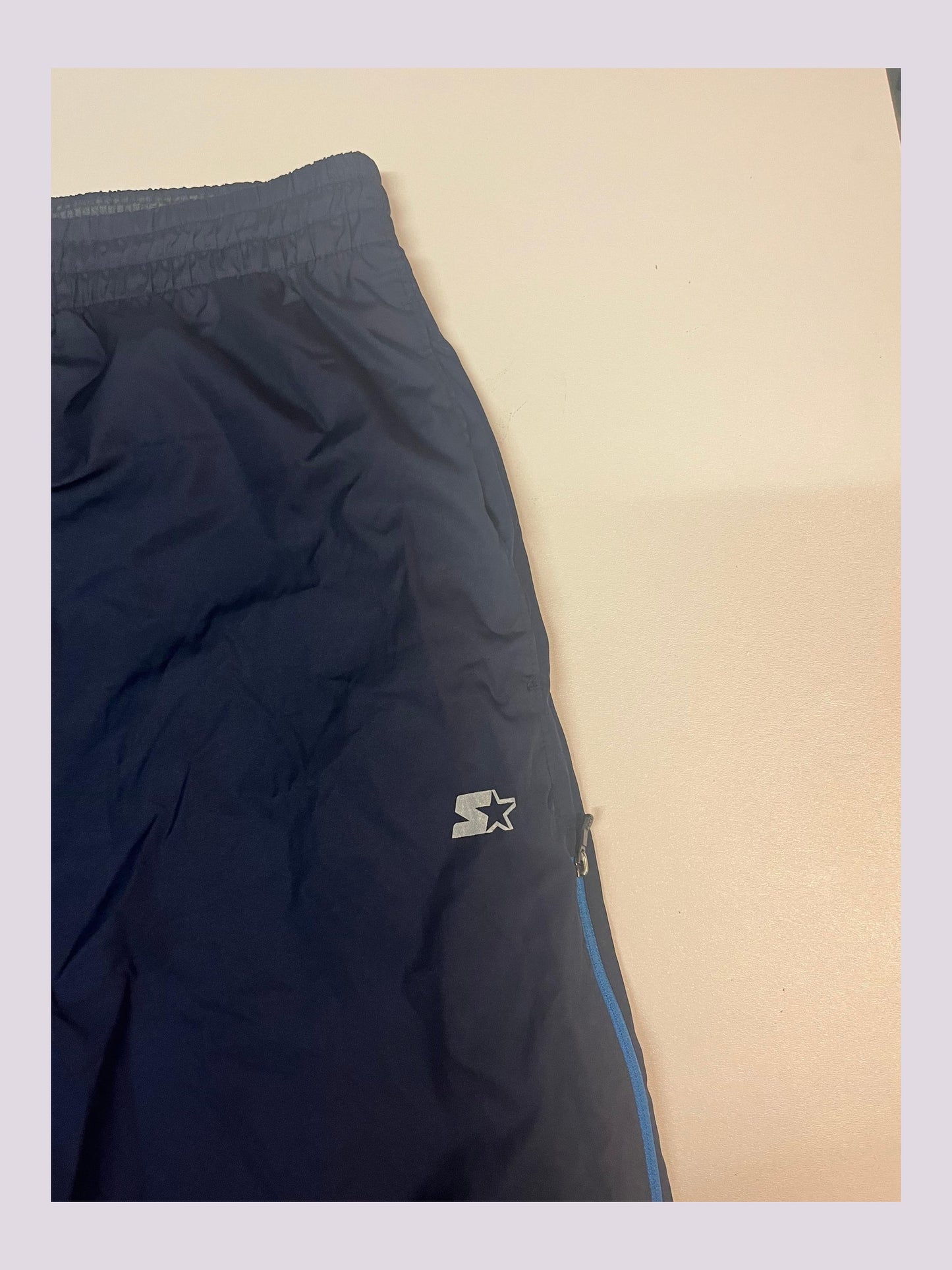 Entdecke unsere Vintage Track Pants von Nike und anderen Marken, erhältlich bei Valuxery.de - Dein Shop für trendige Vintage - Kleidung. Unsere Track Pants sind aus hochwertigen Materialien und