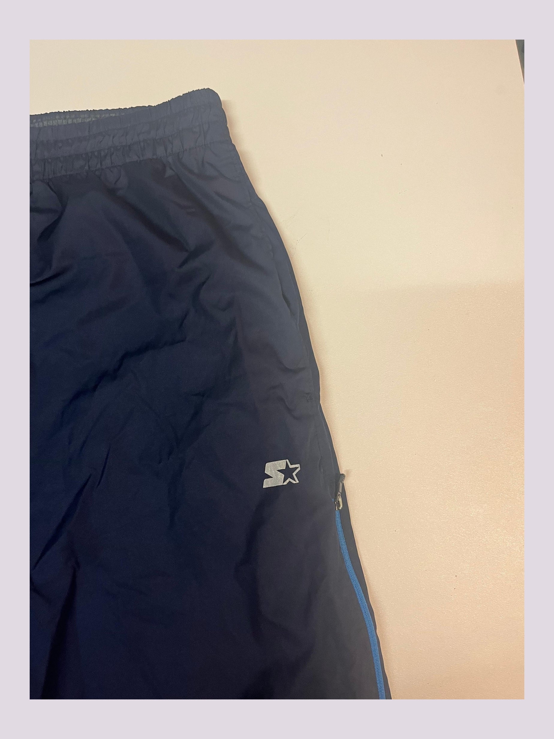 Entdecke unsere Vintage Track Pants von Nike und anderen Marken, erhältlich bei Valuxery.de - Dein Shop für trendige Vintage - Kleidung. Unsere Track Pants sind aus hochwertigen Materialien und