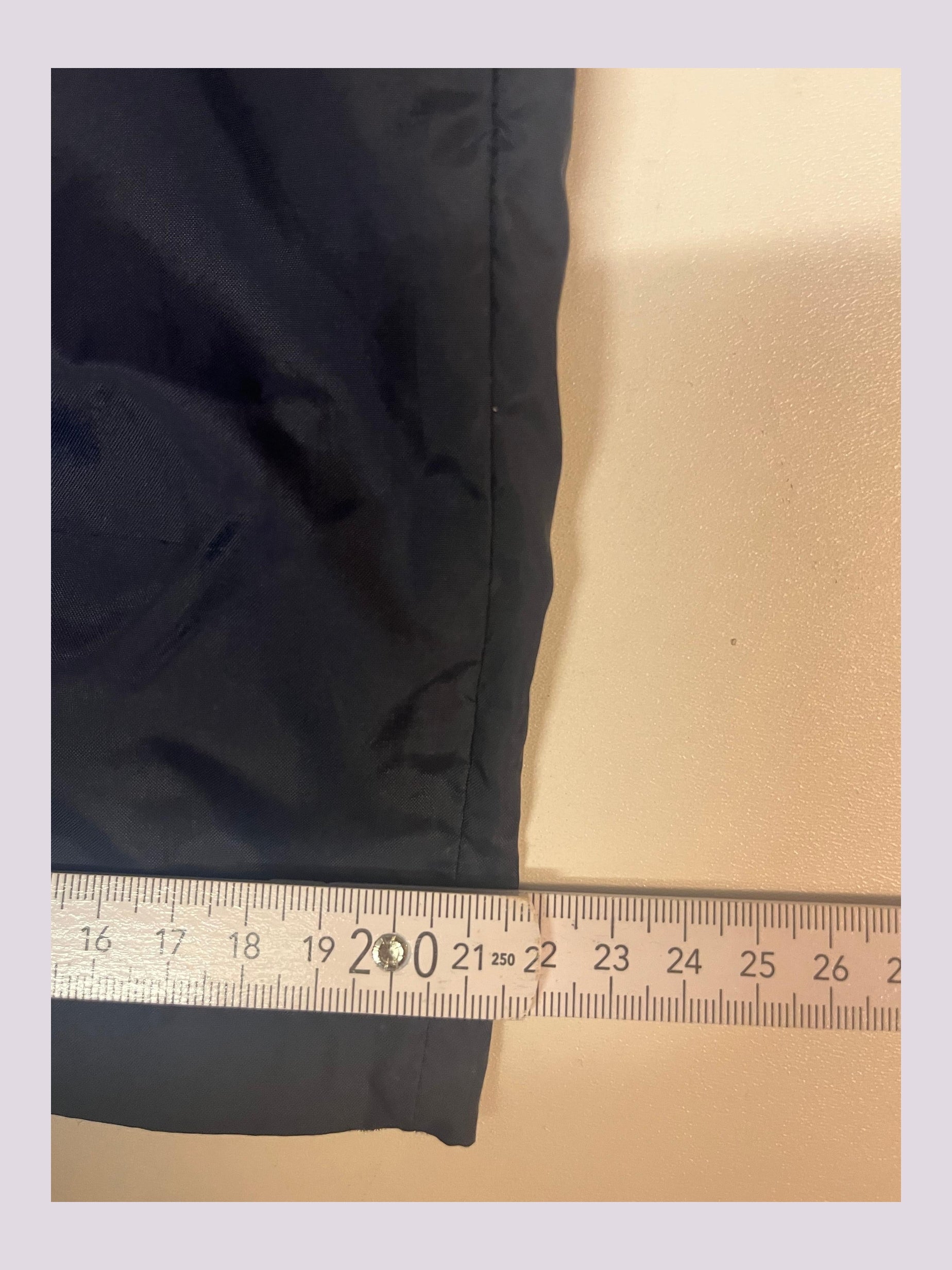 Entdecke unsere Vintage Track Pants von Nike und anderen Marken, erhältlich bei Valuxery.de - Dein Shop für trendige Vintage - Kleidung. Unsere Track Pants sind aus hochwertigen Materialien und