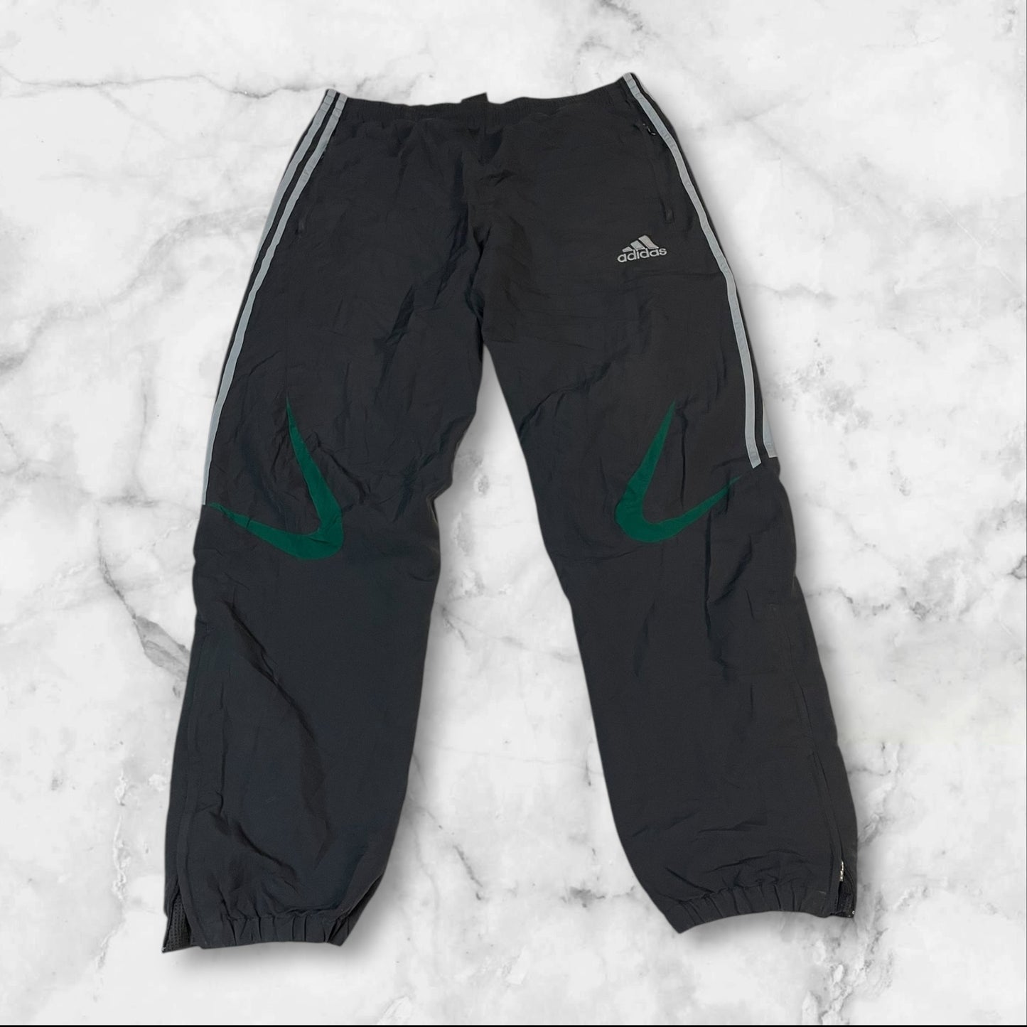 Entdecke unsere Vintage Track Pants von Nike und anderen Marken, erhältlich bei Valuxery.de - Dein Shop für trendige Vintage - Kleidung. Unsere Track Pants sind aus hochwertigen Materialien und