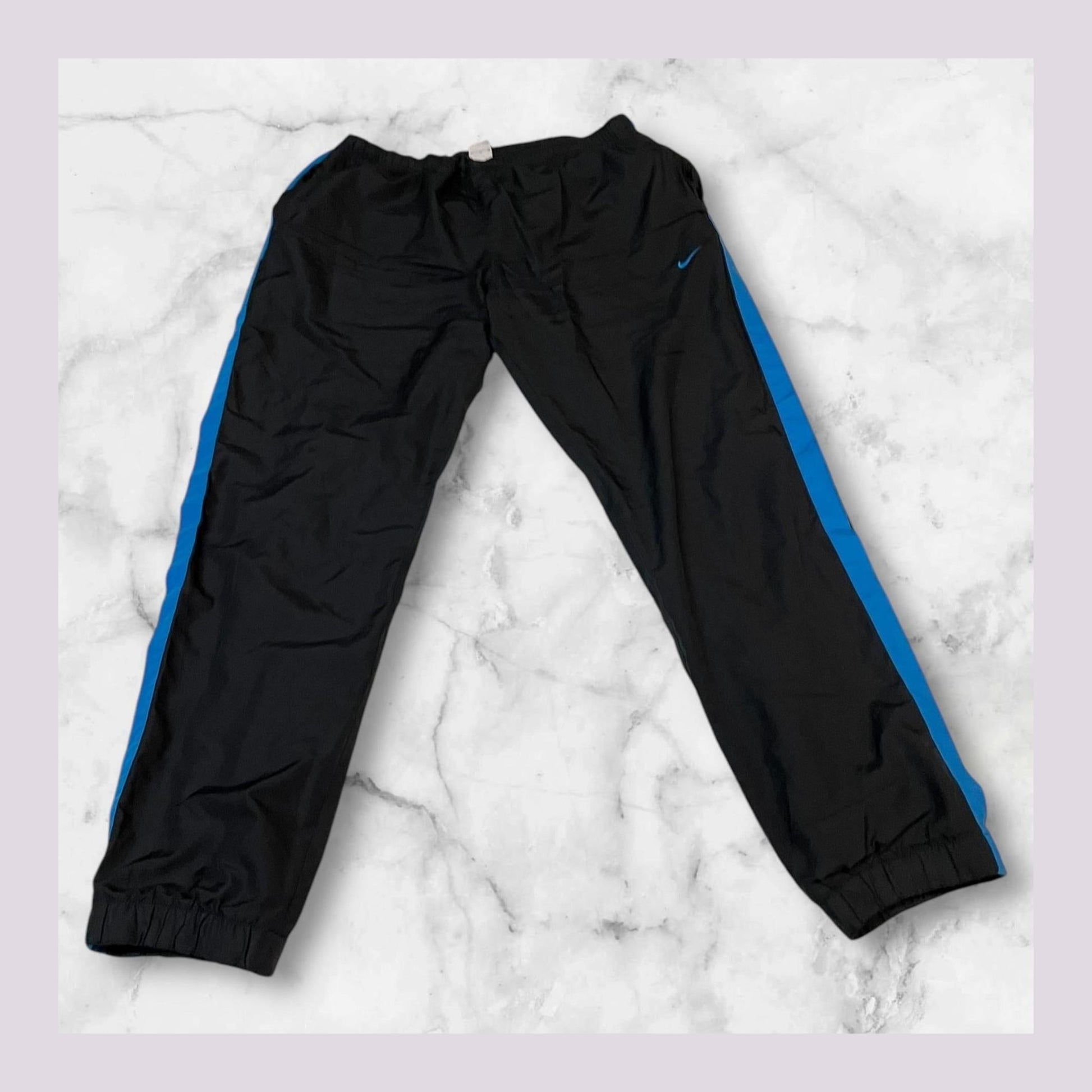 Entdecke unsere Vintage Track Pants von Nike und anderen Marken, erhältlich bei Valuxery.de - Dein Shop für trendige Vintage - Kleidung. Unsere Track Pants sind aus hochwertigen Materialien und