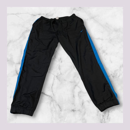 Entdecke unsere Vintage Track Pants von Nike und anderen Marken, erhältlich bei Valuxery.de - Dein Shop für trendige Vintage - Kleidung. Unsere Track Pants sind aus hochwertigen Materialien und