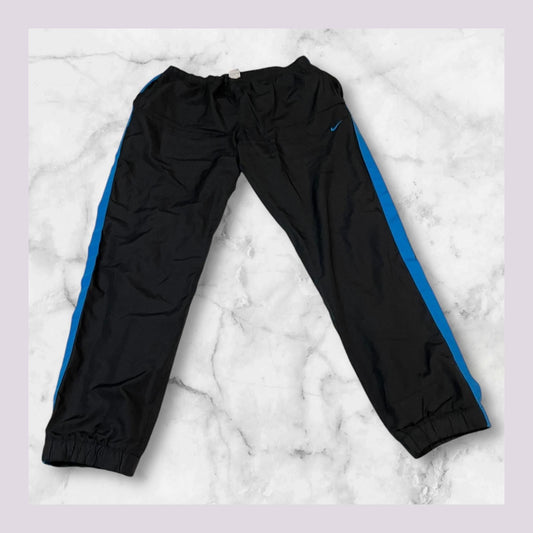 Entdecke unsere Vintage Track Pants von Nike und anderen Marken, erhältlich bei Valuxery.de - Dein Shop für trendige Vintage - Kleidung. Unsere Track Pants sind aus hochwertigen Materialien und